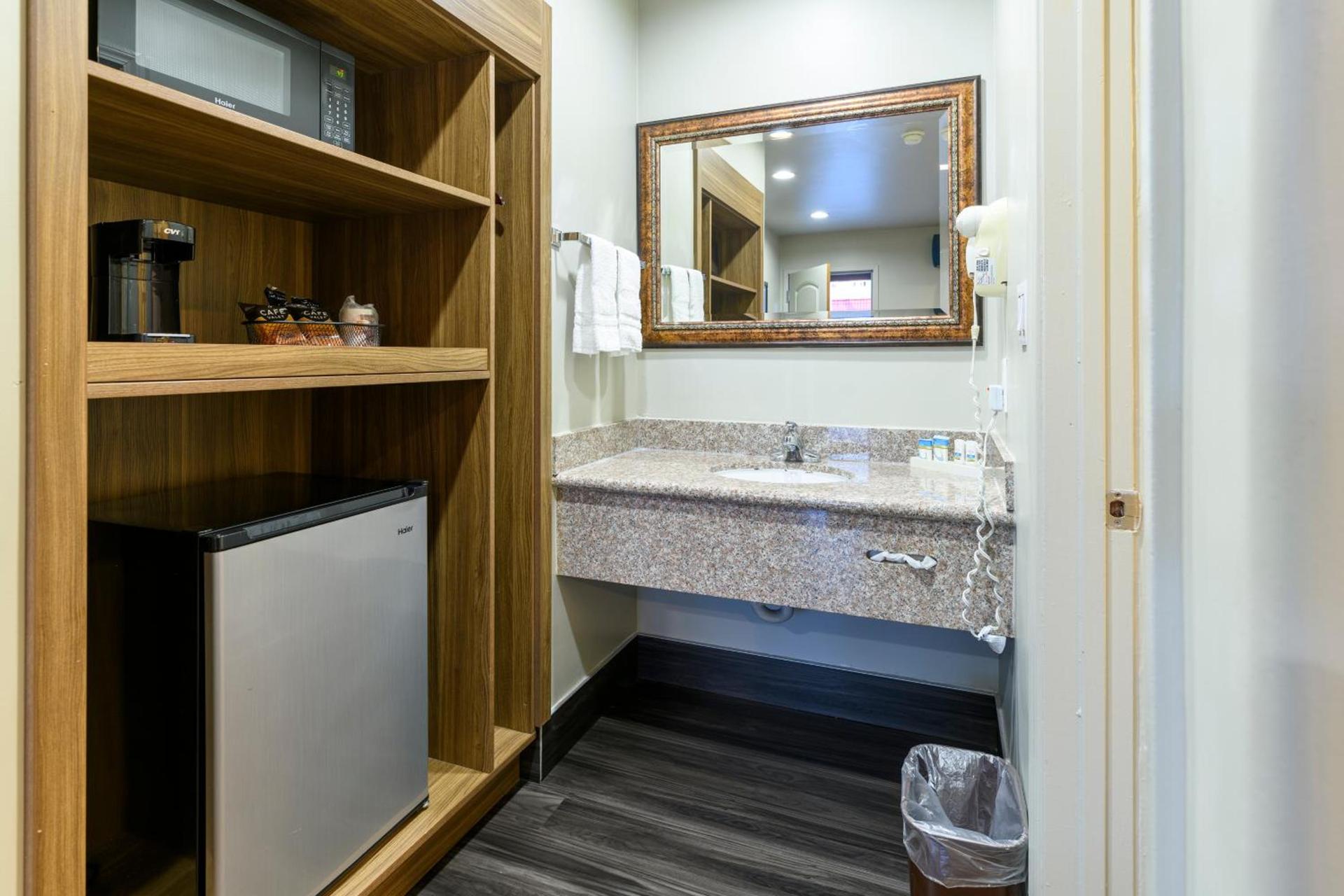 Hyland Inn Brea photo 8