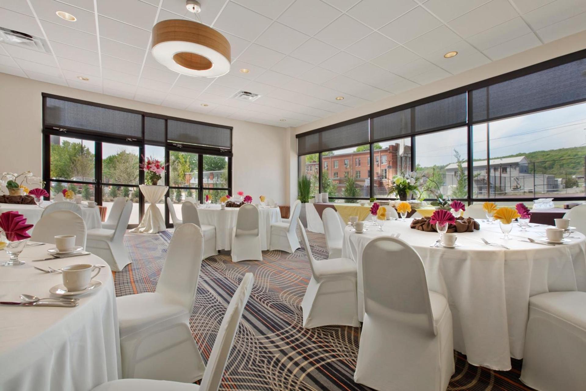 Holiday Inn and Suites Charleston West by IHG photo 4