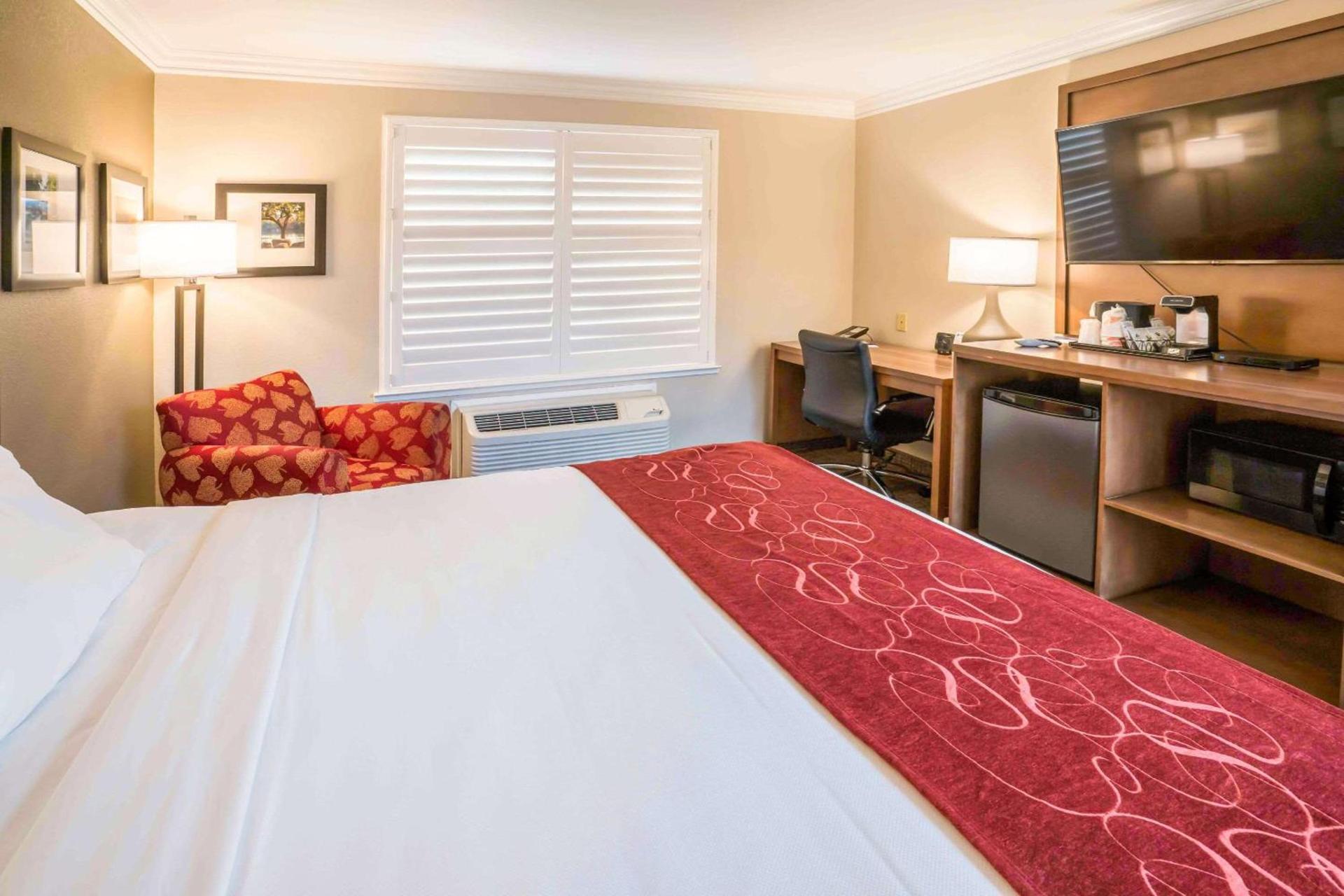 Comfort Suites Fresno River Park photo 9
