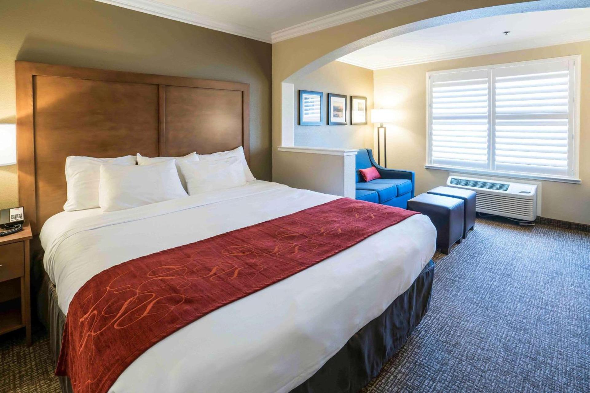 Comfort Suites Fresno River Park photo 11