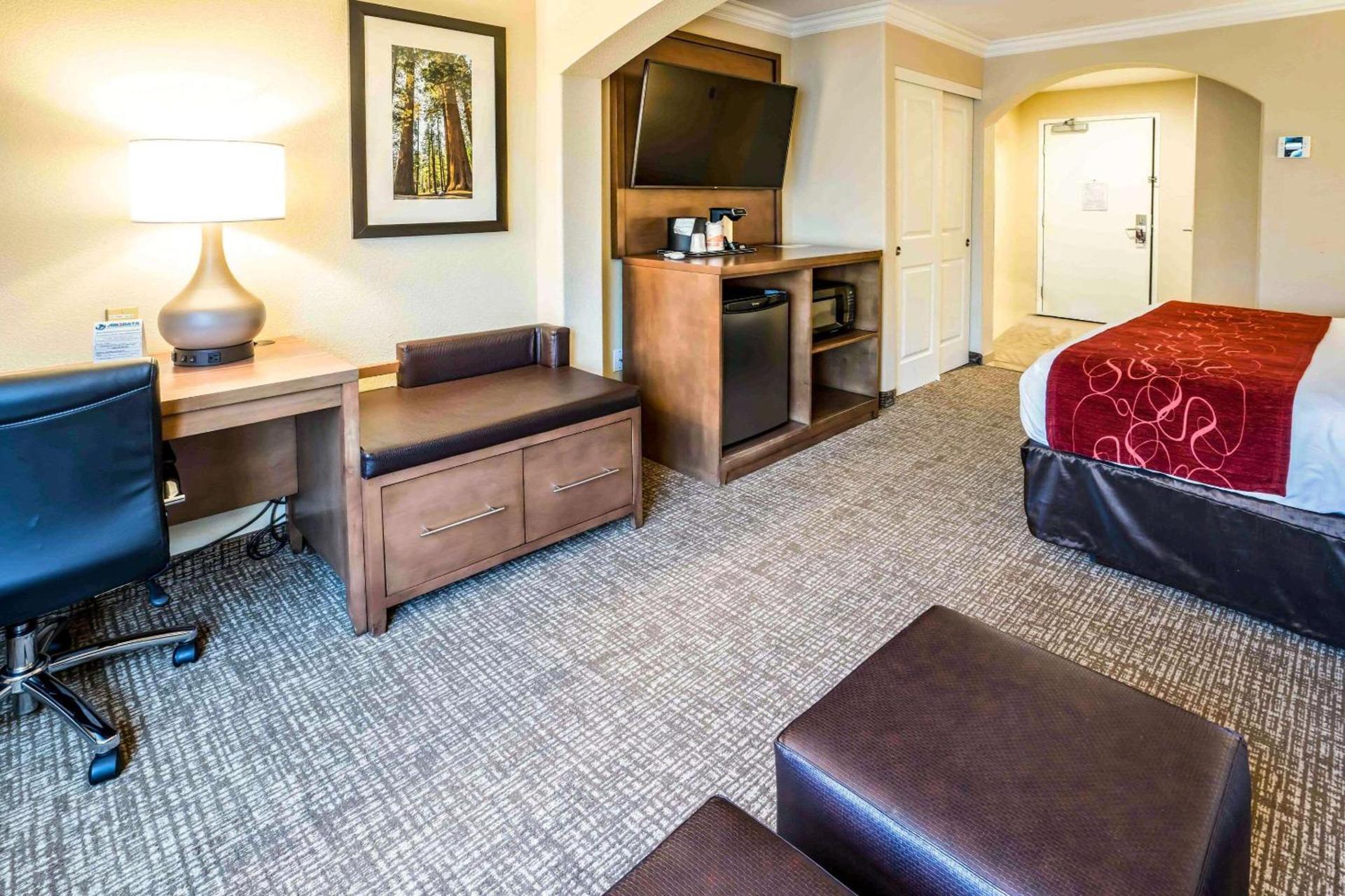 Comfort Suites Fresno River Park photo 10