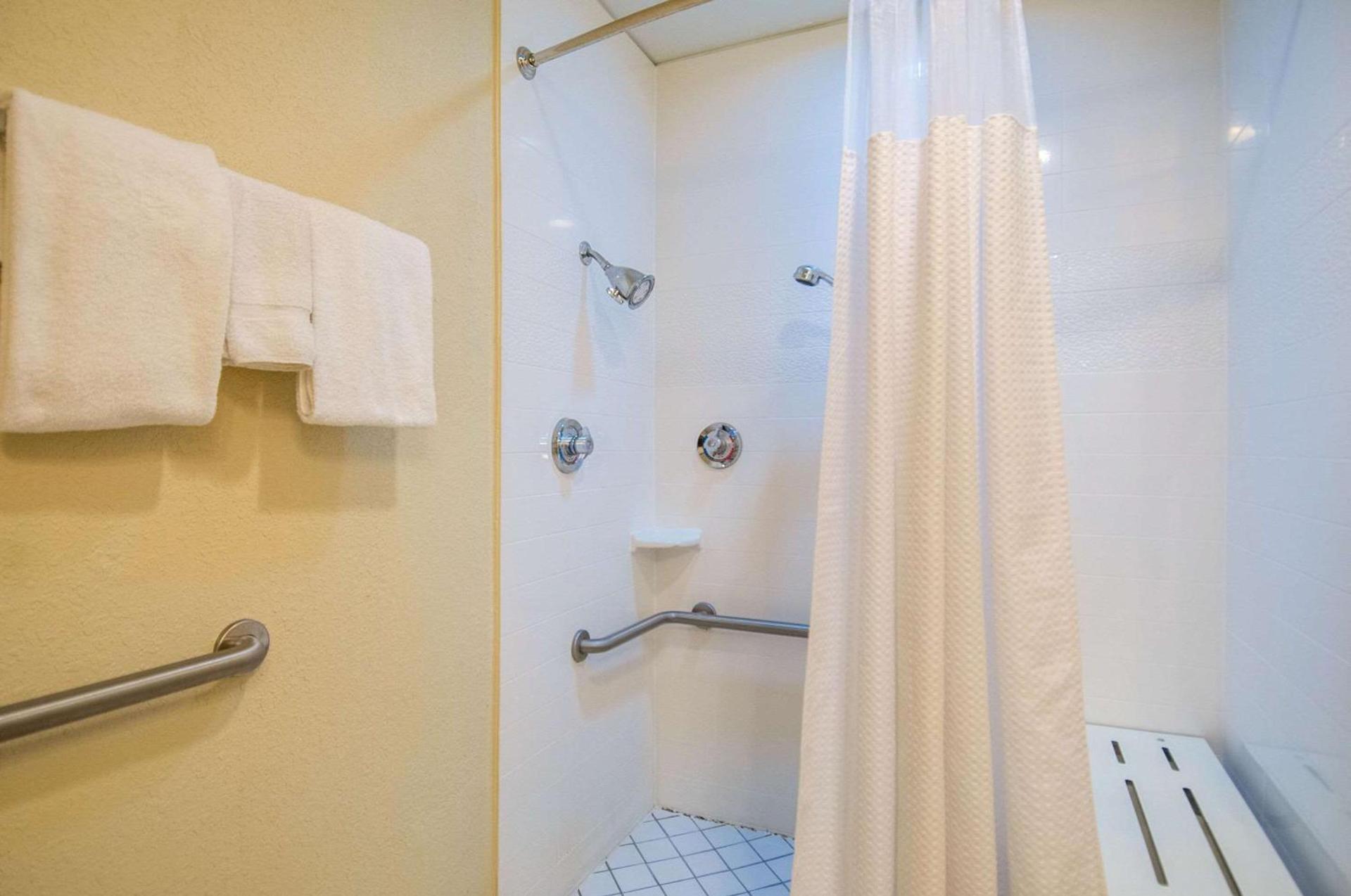 Quality Inn & Suites photo 11