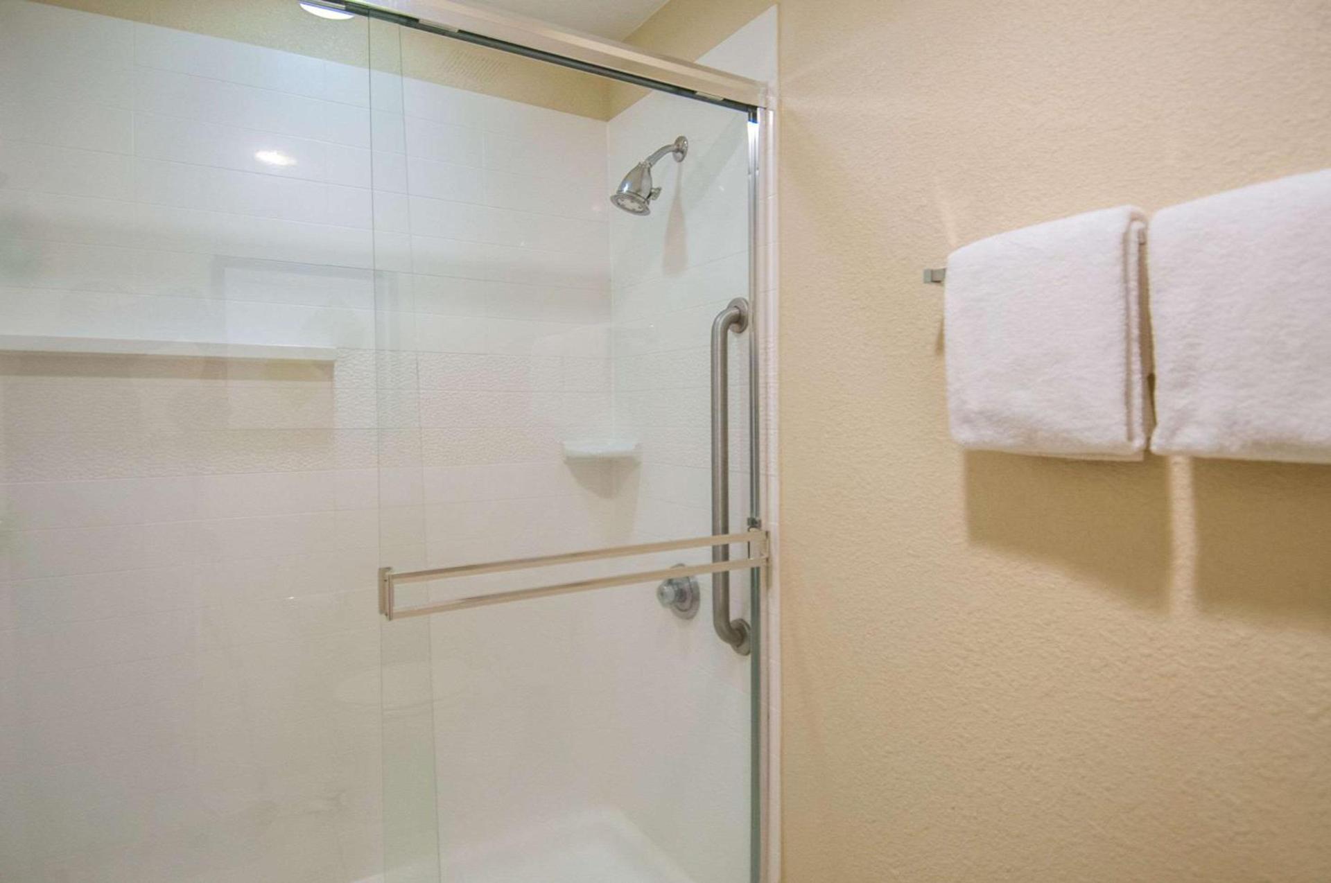 Quality Inn & Suites photo 15