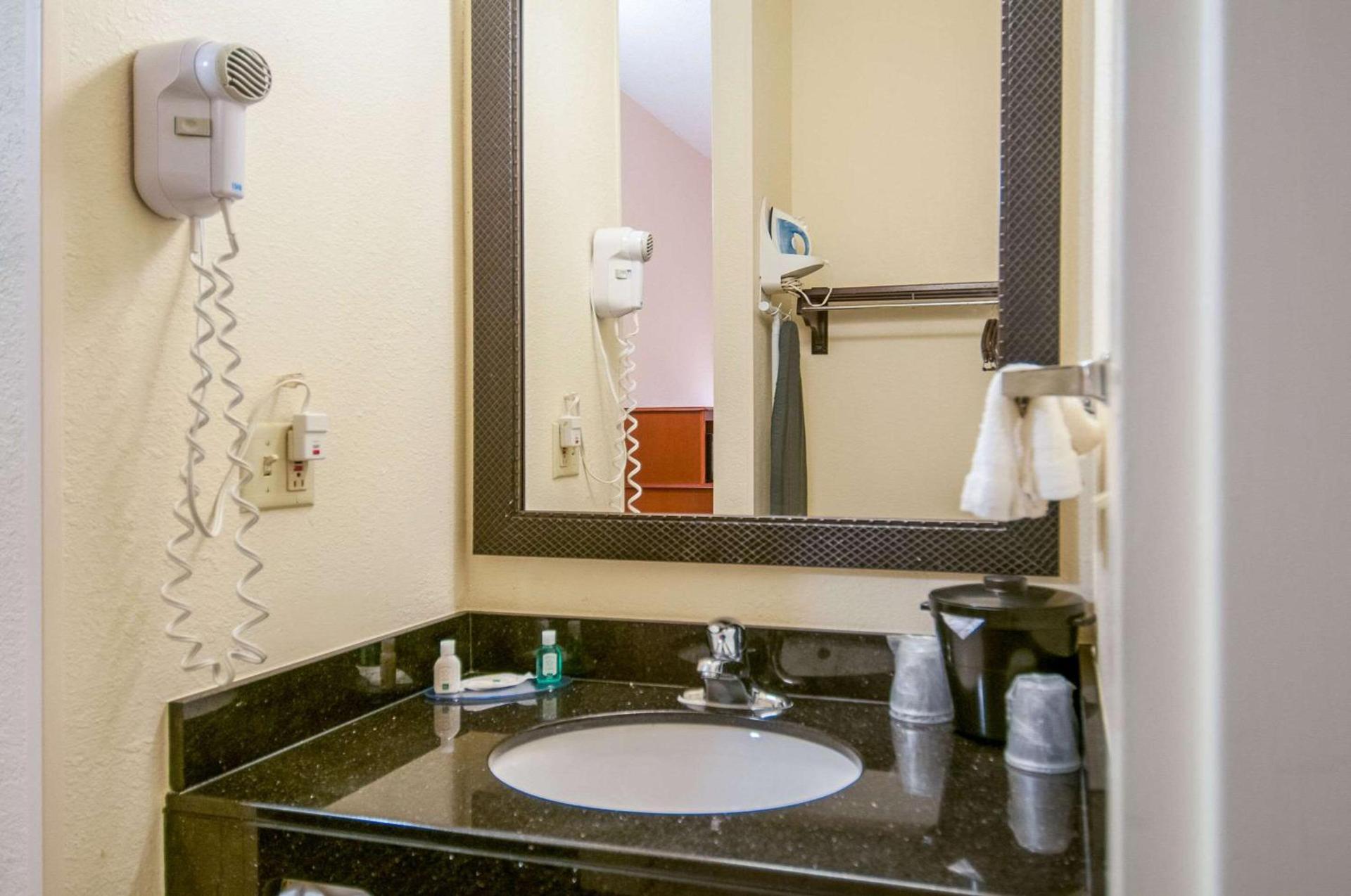 Quality Inn & Suites photo 22