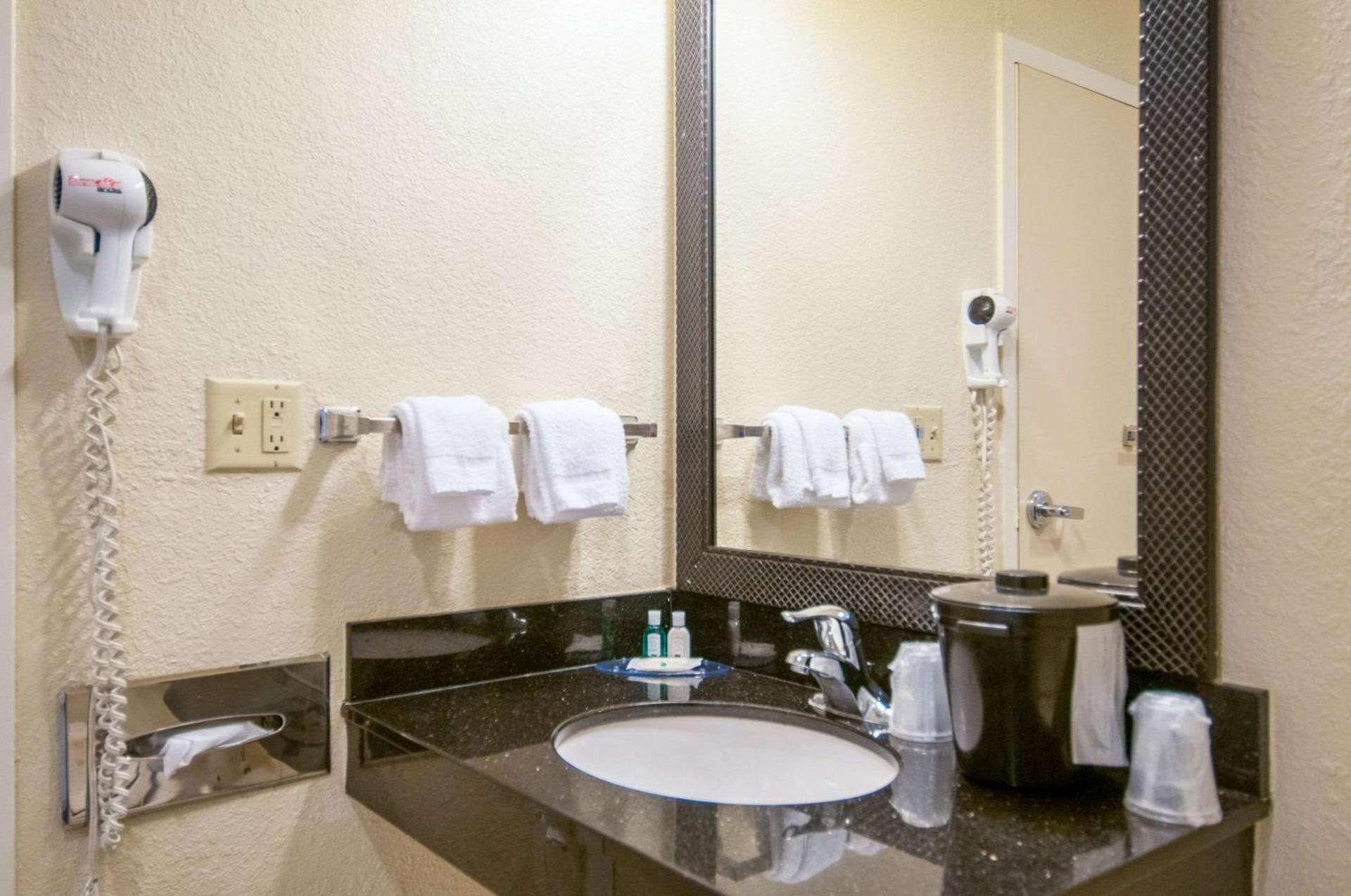 Quality Inn & Suites photo 23