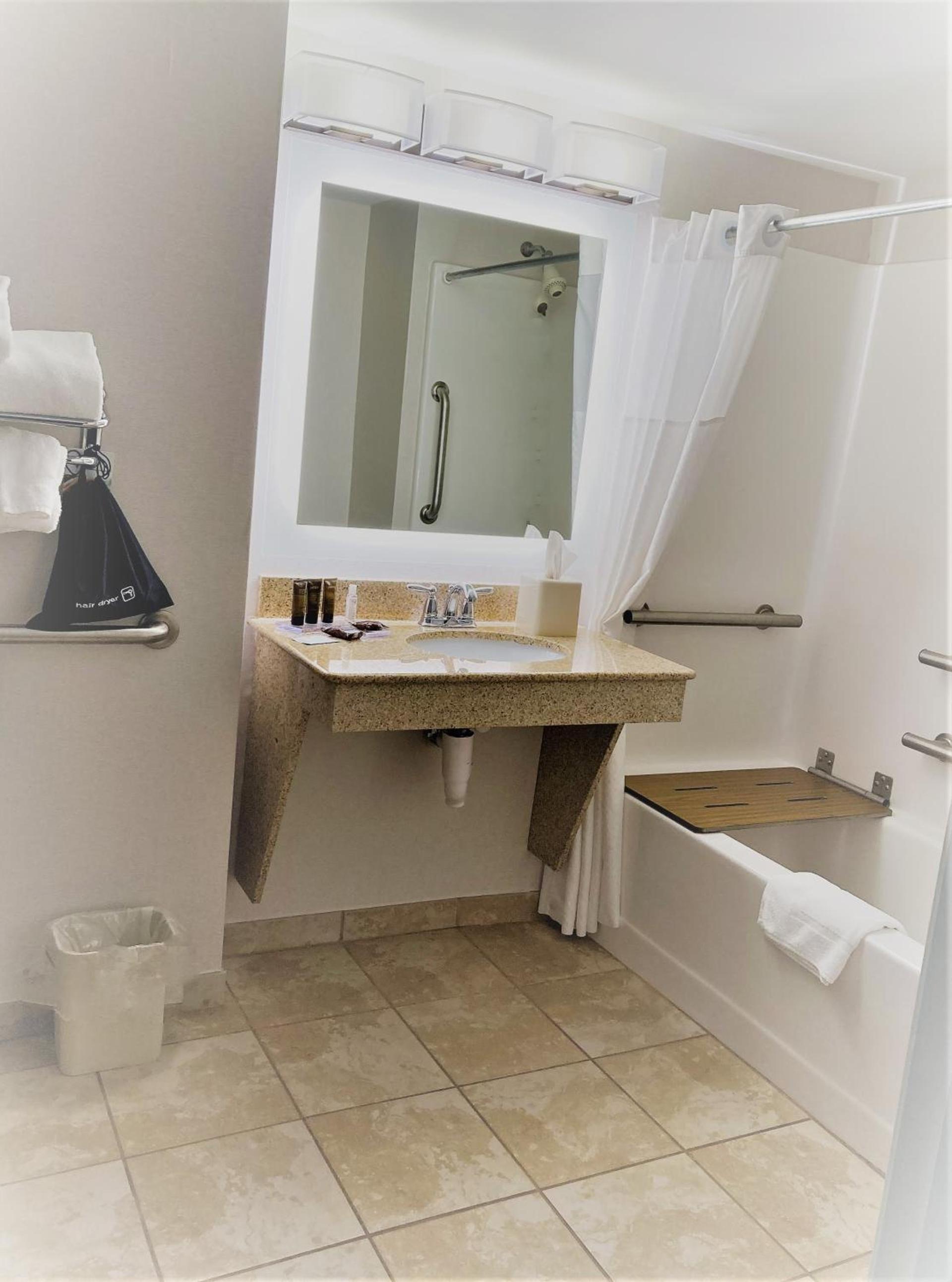 Wingate by Wyndham Erie photo 26