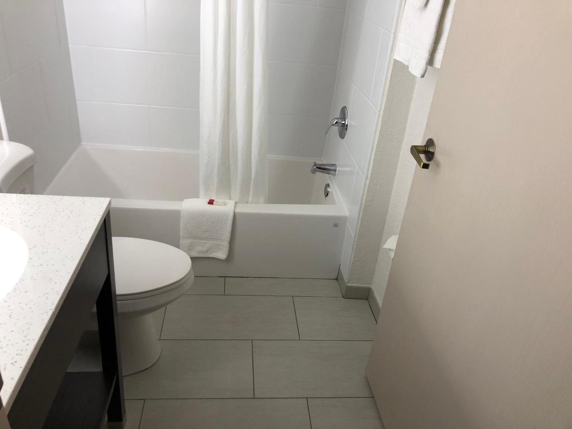 Red Lion Inn & Suites Elk Grove Village photo 11