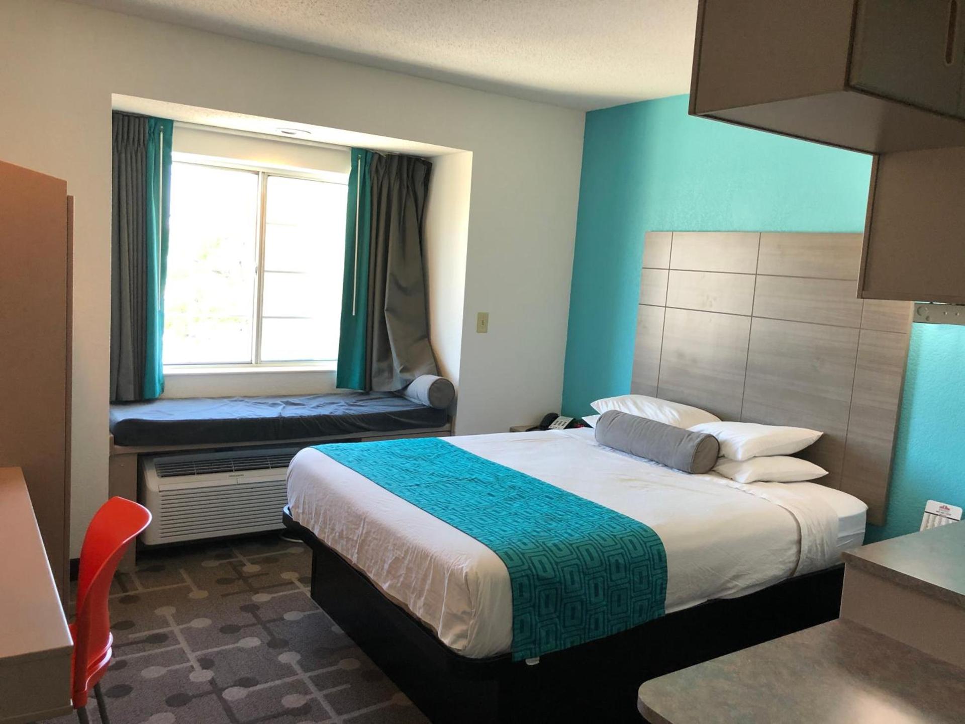 Red Lion Inn & Suites Elk Grove Village photo 12