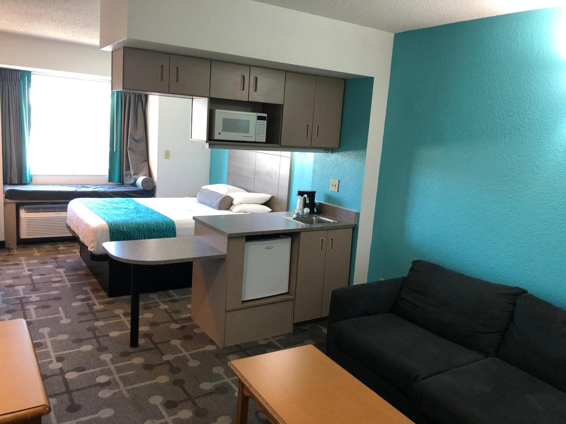 Red Lion Inn & Suites Elk Grove Village photo 15
