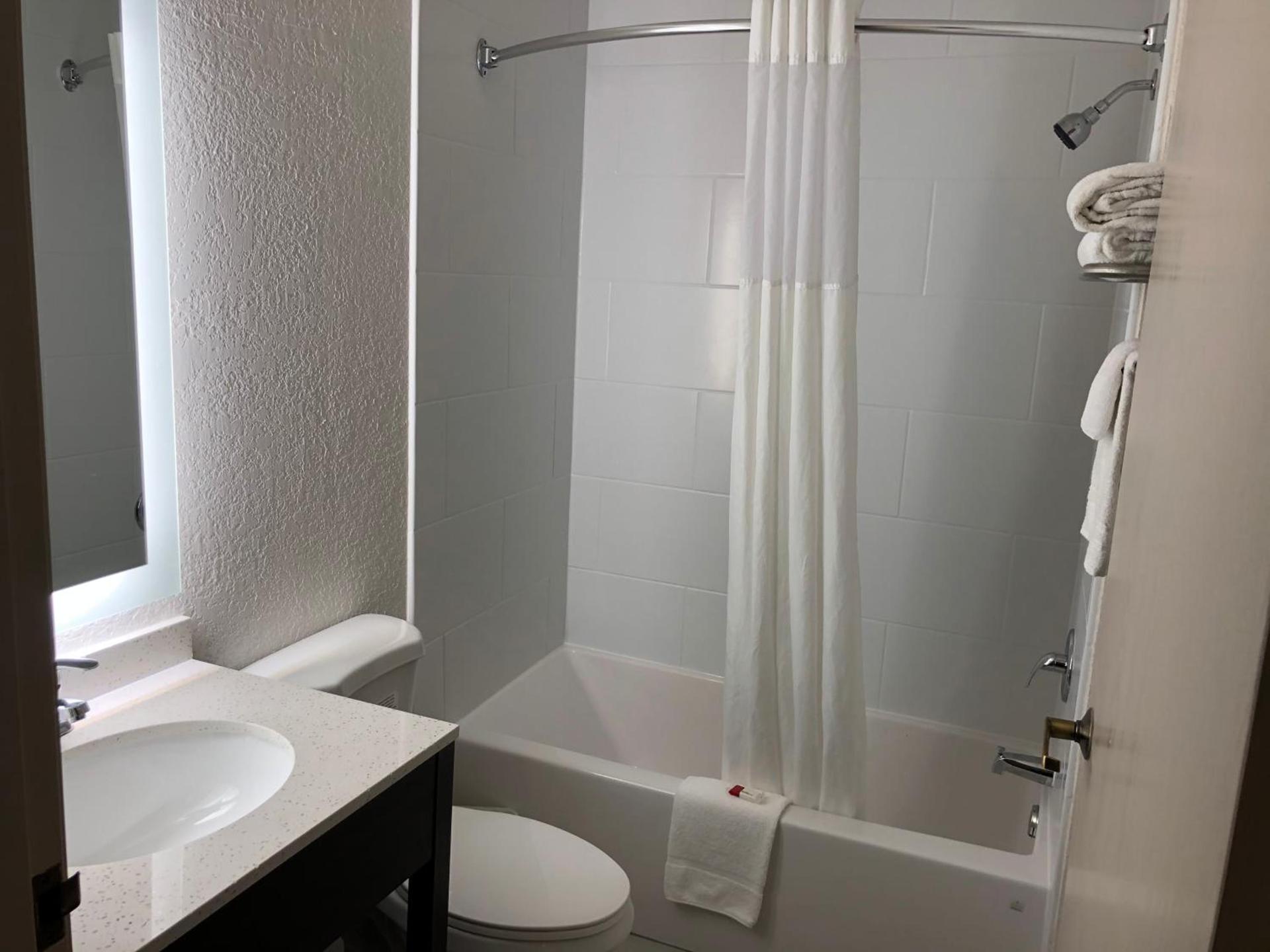 Red Lion Inn & Suites Elk Grove Village photo 24