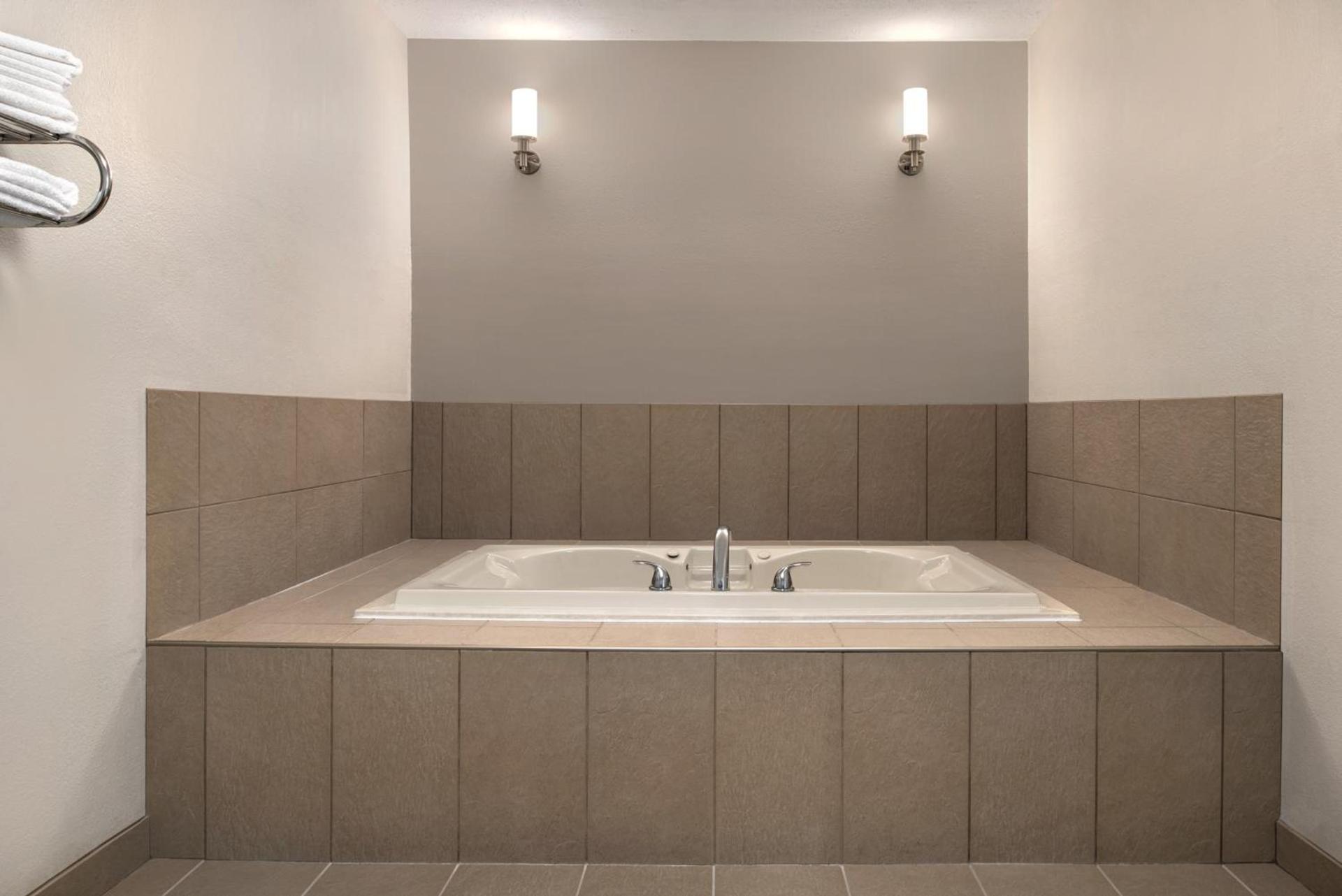 Country Inn & Suites by Radisson, Brookings photo 56