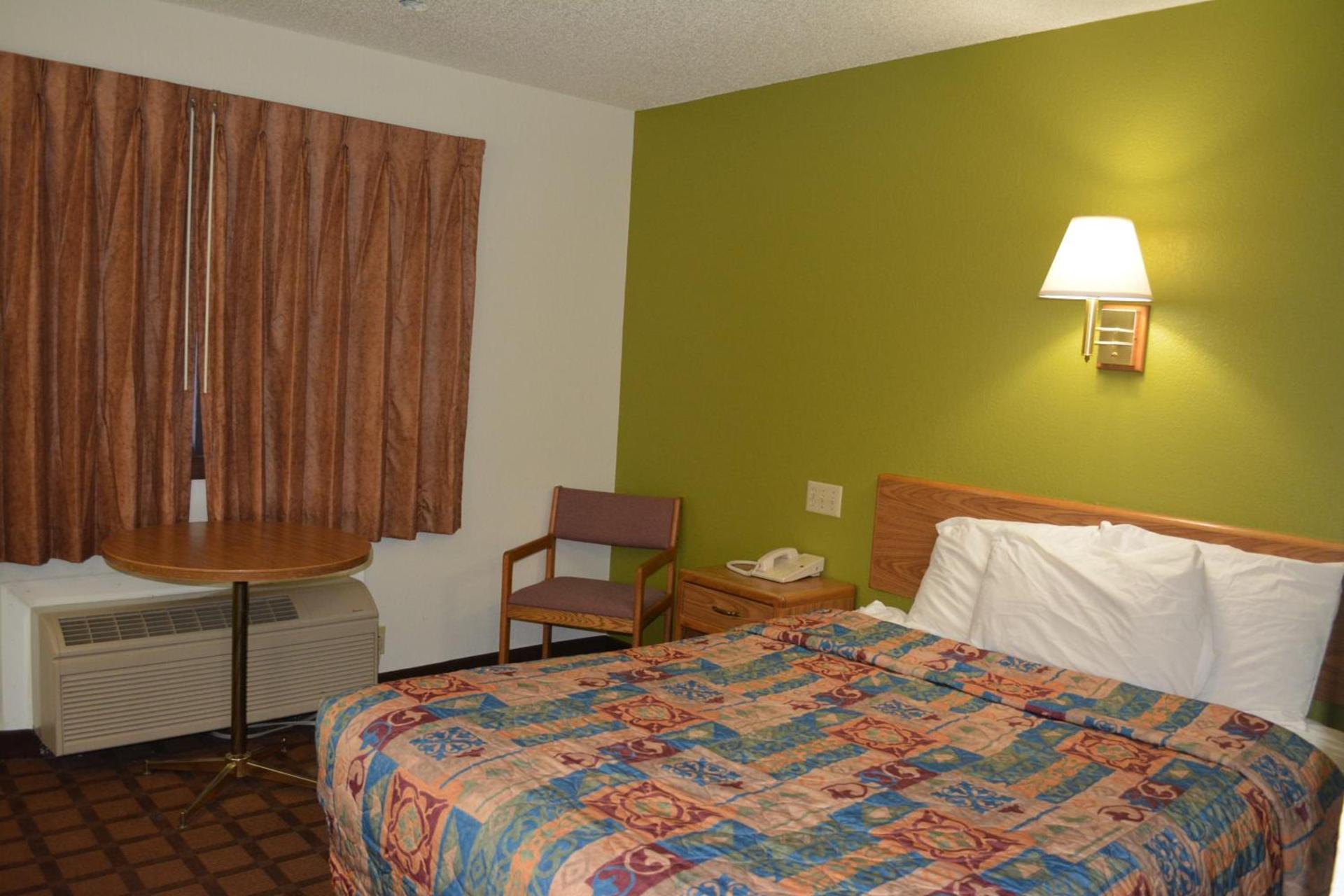 Bloomer Inn & Suites photo 19