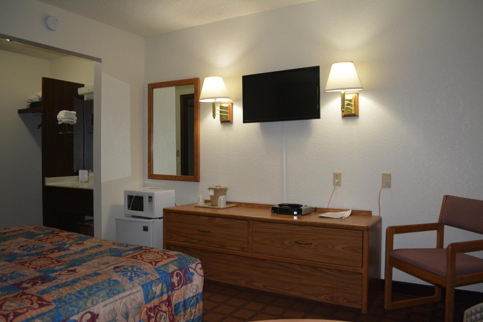 Bloomer Inn & Suites photo 22