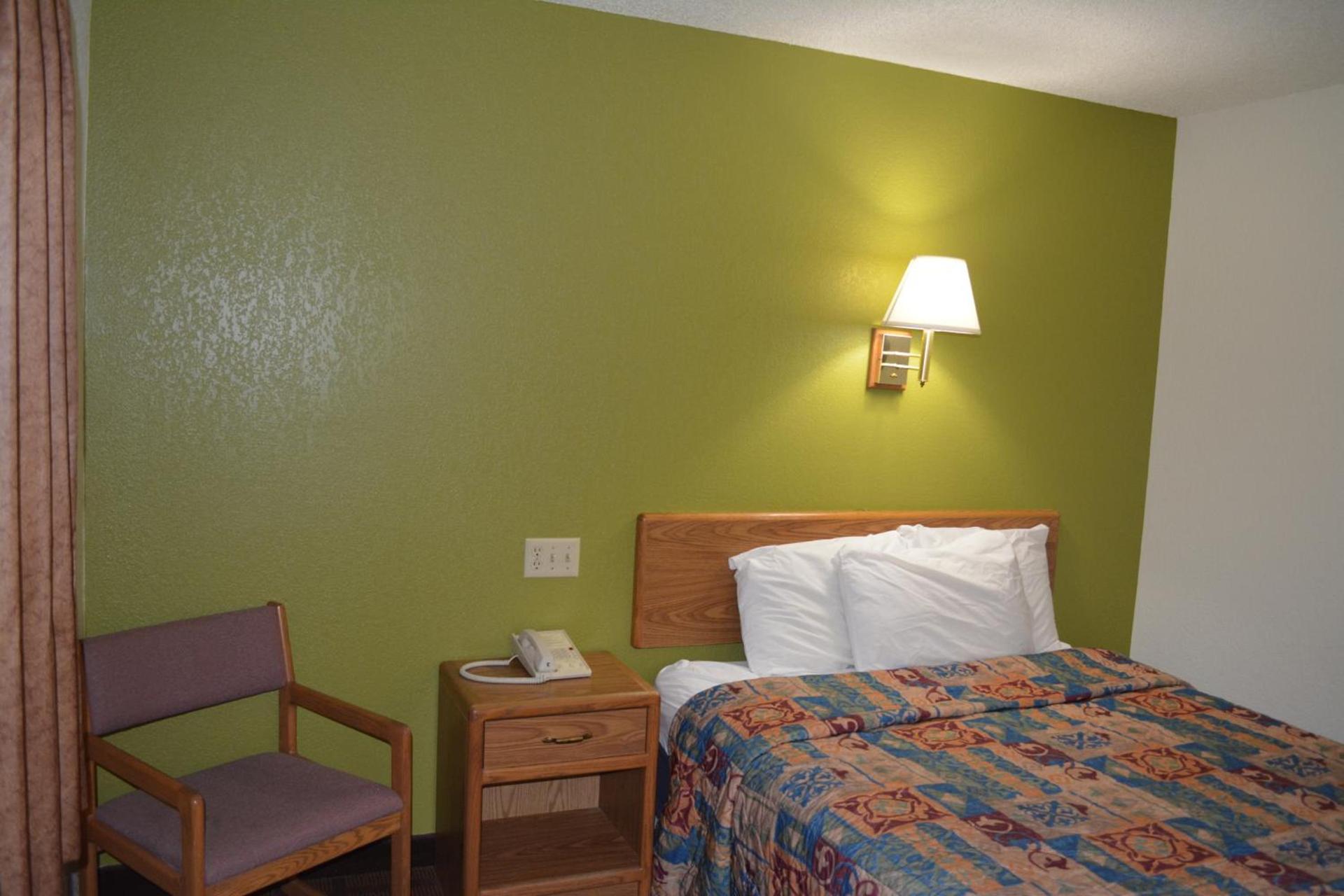 Bloomer Inn & Suites photo 18