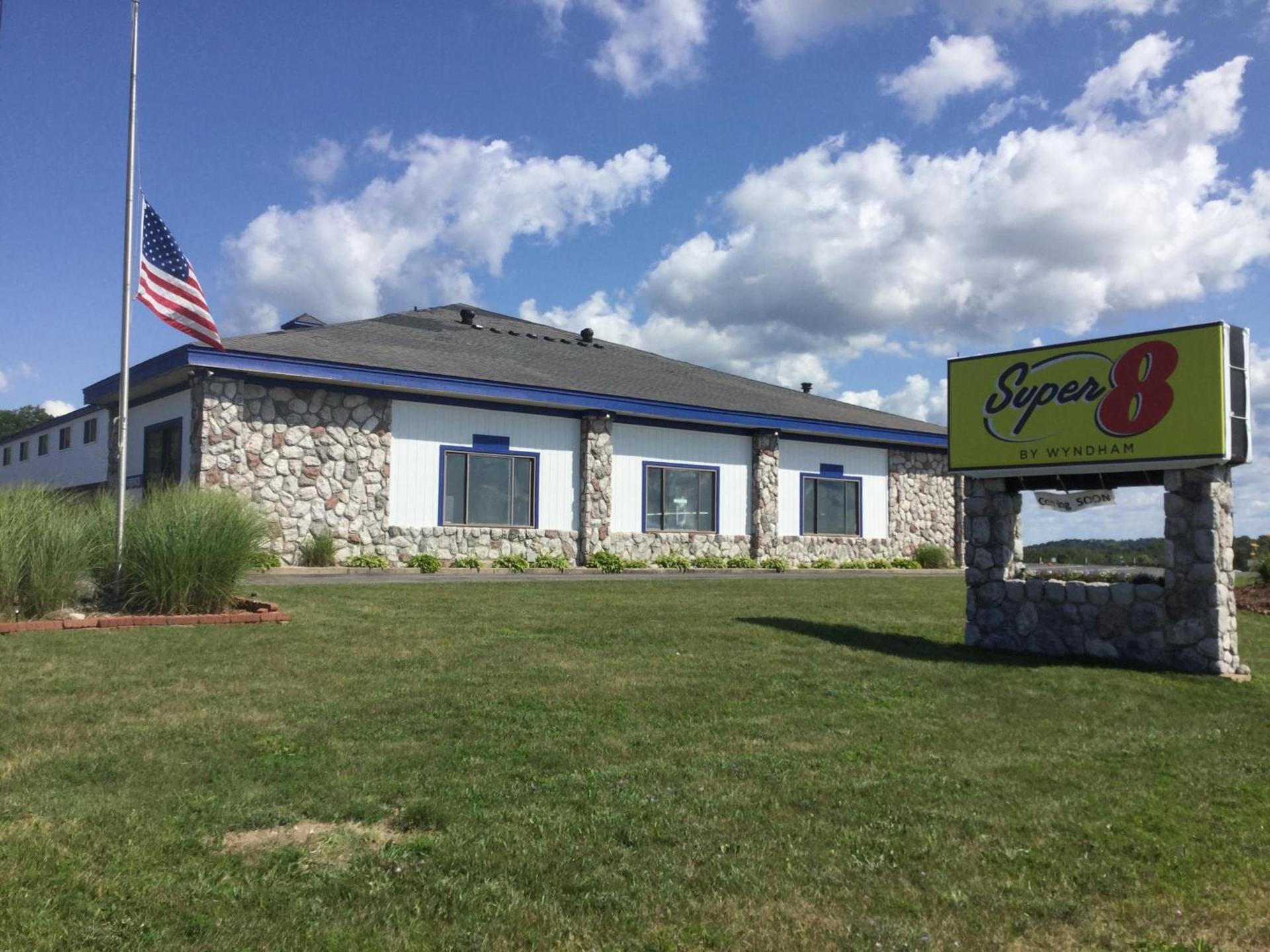 Super 8 by Wyndham Petoskey photo 6