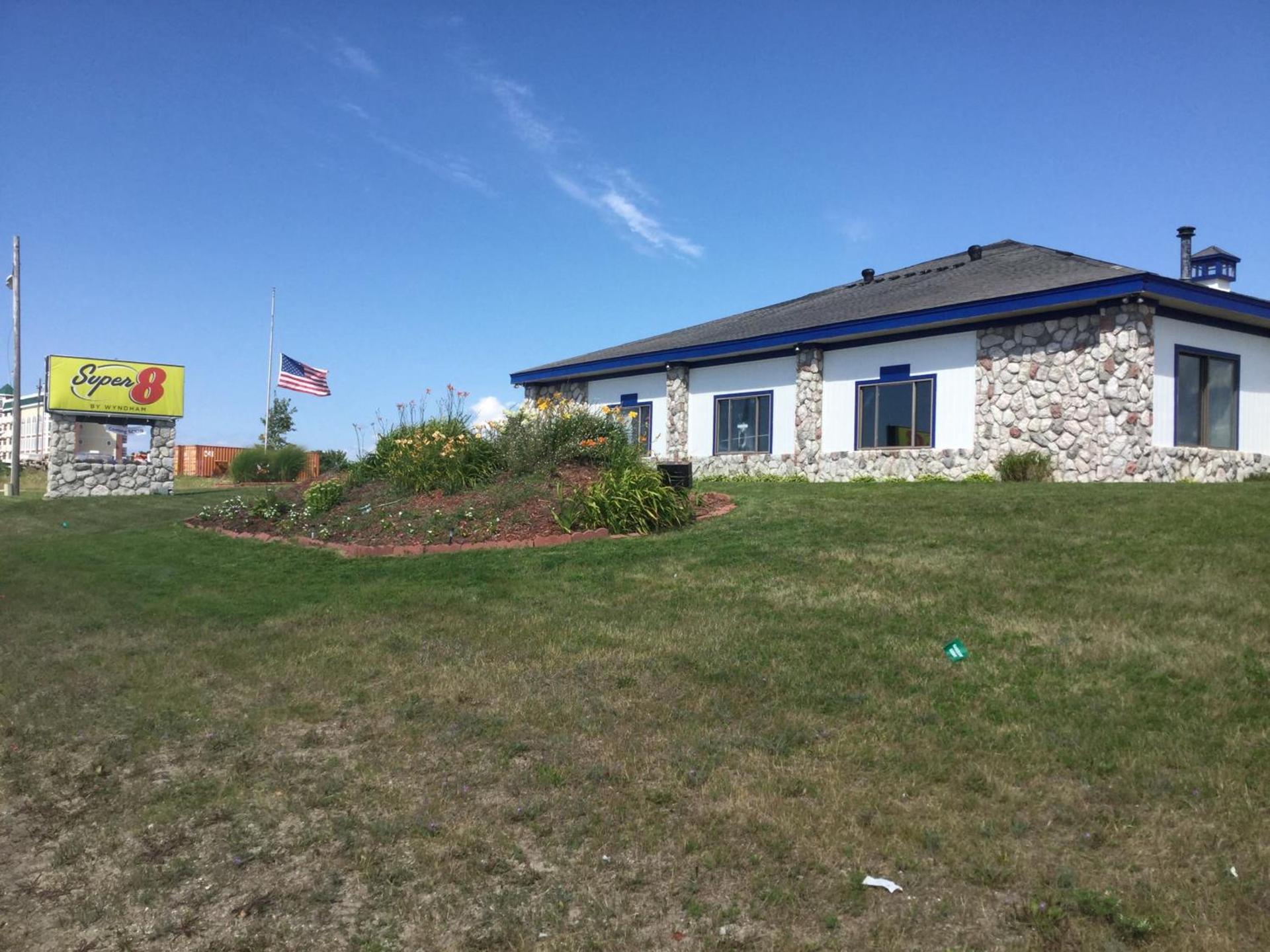 Super 8 by Wyndham Petoskey photo 7