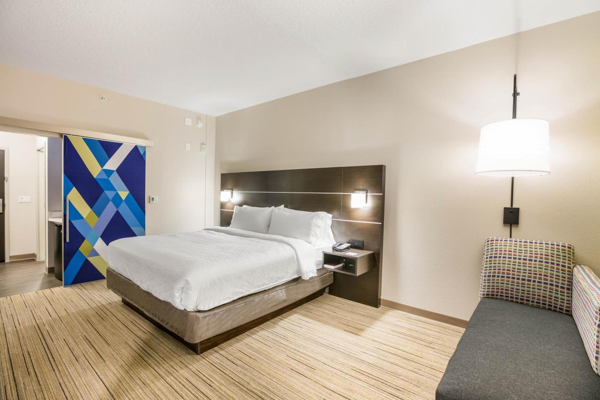 Holiday Inn Express & Suites Jacksonville - Town Center by IHG photo 4