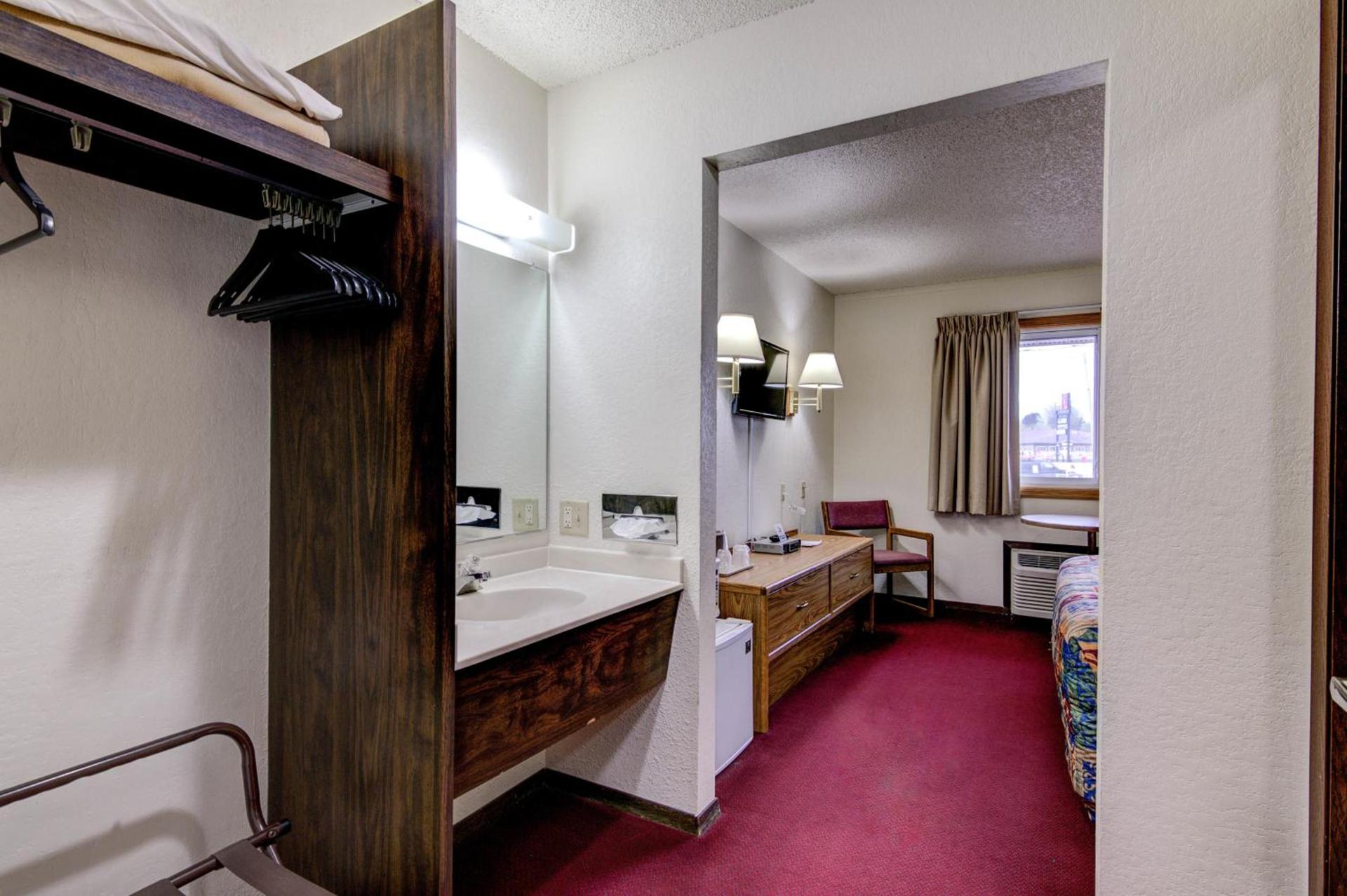 Bloomer Inn & Suites photo 16