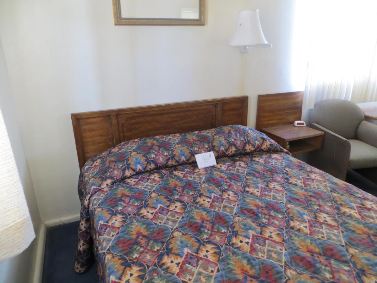 Sheffler's Motel photo 6