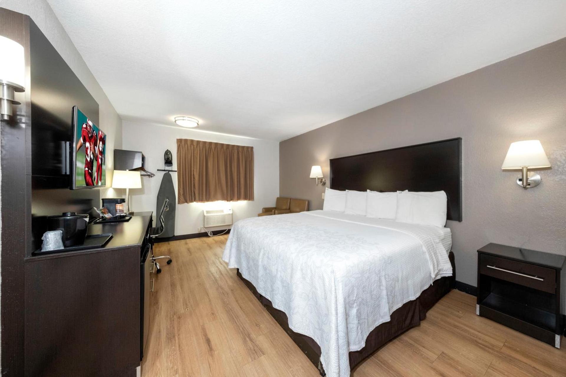 Red Roof Inn PLUS+ Huntsville photo 30