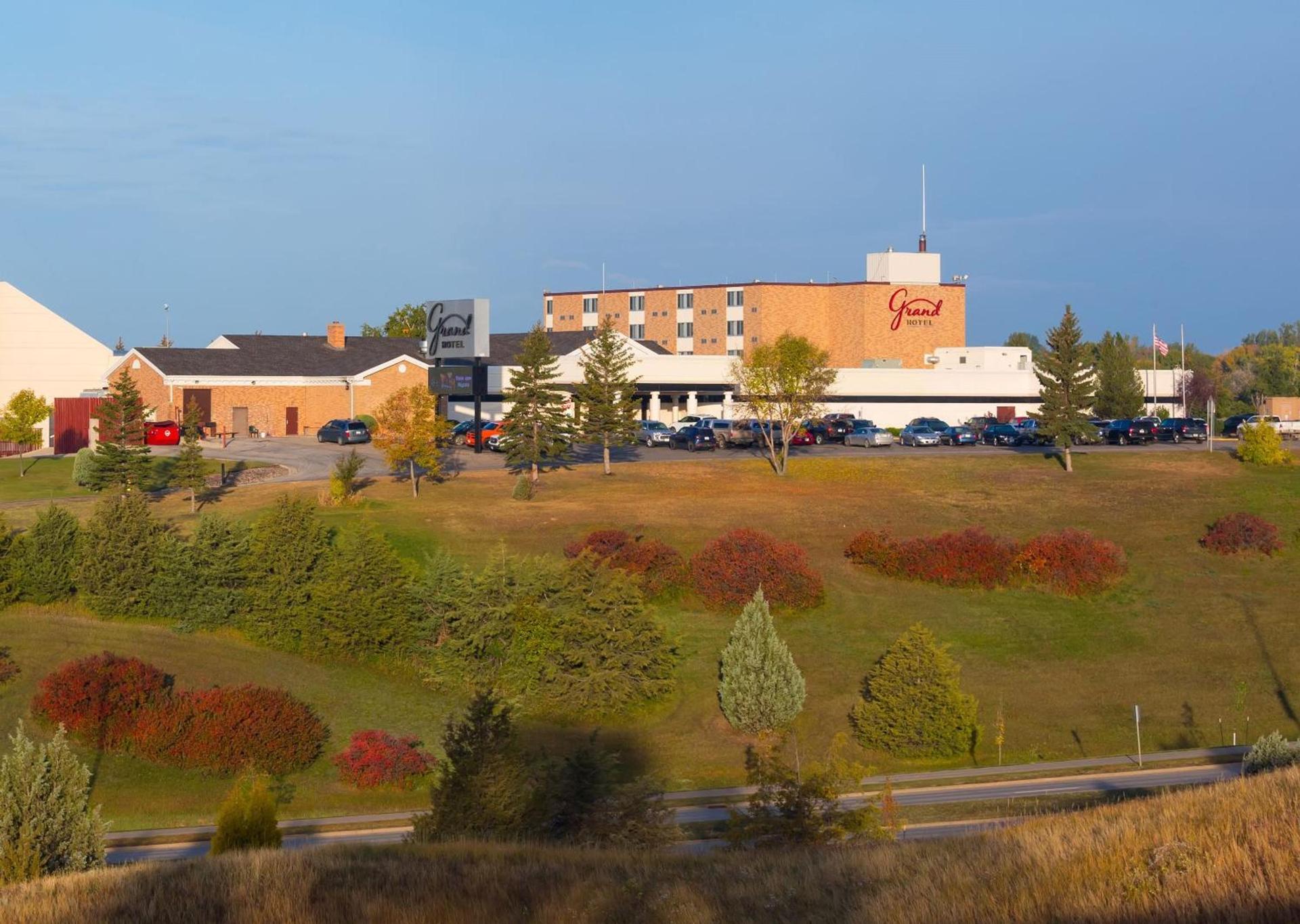 Grand Hotel — hotel in Minot