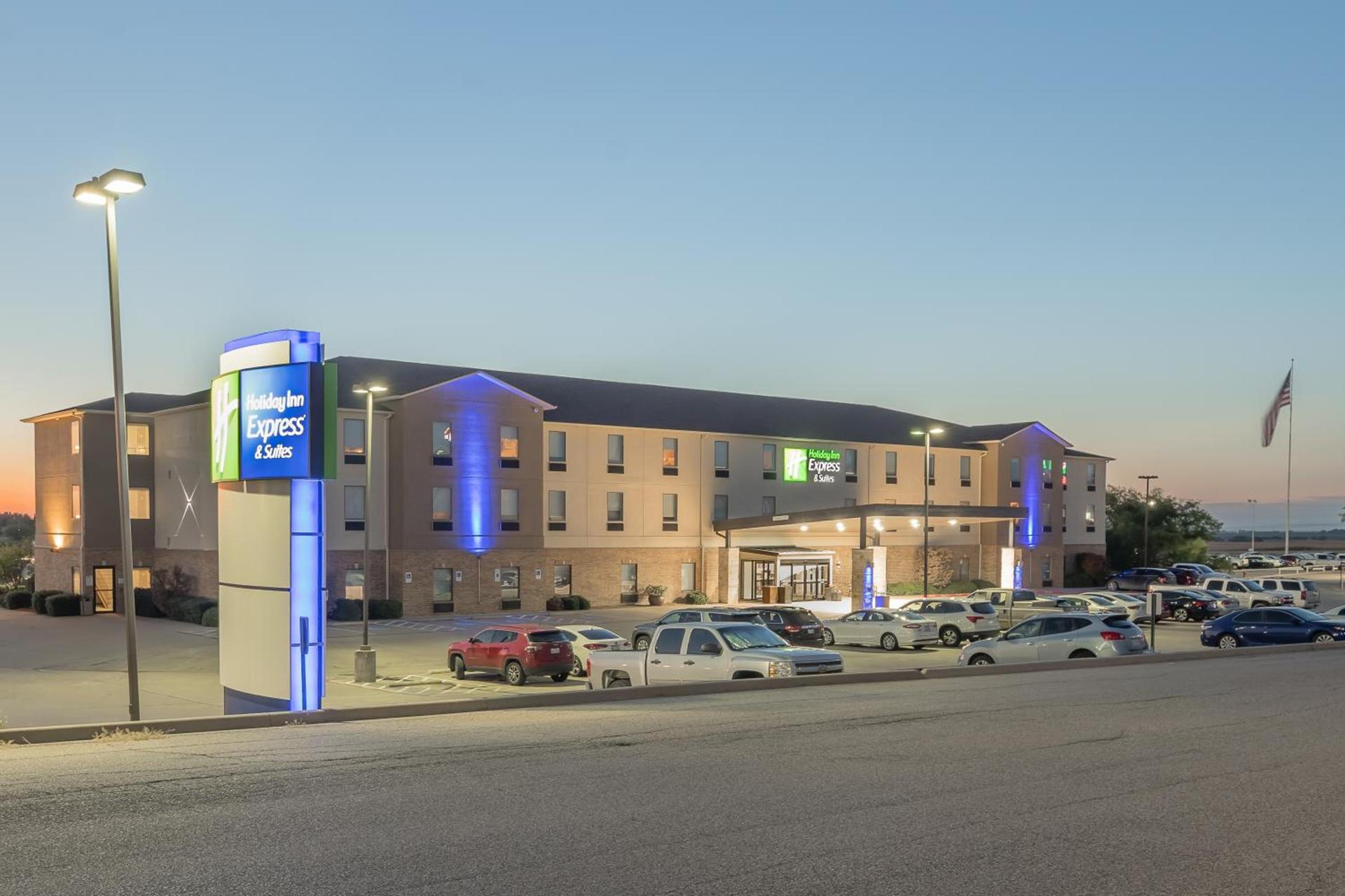 Holiday Inn Express & Suites N Waco Area - West by IHG photo 2