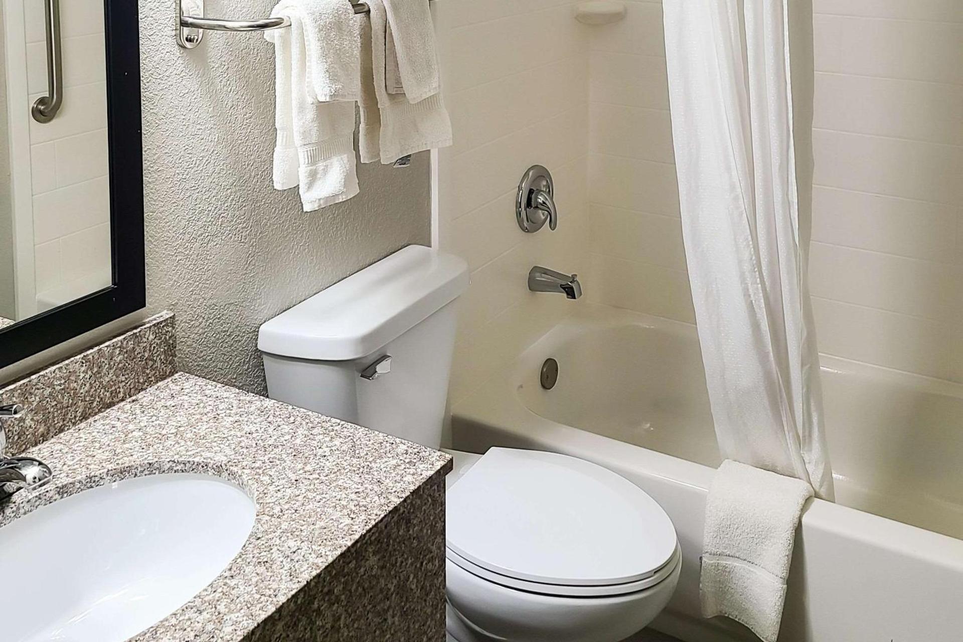 Clarion Pointe Bettendorf - Quad Cities photo 18