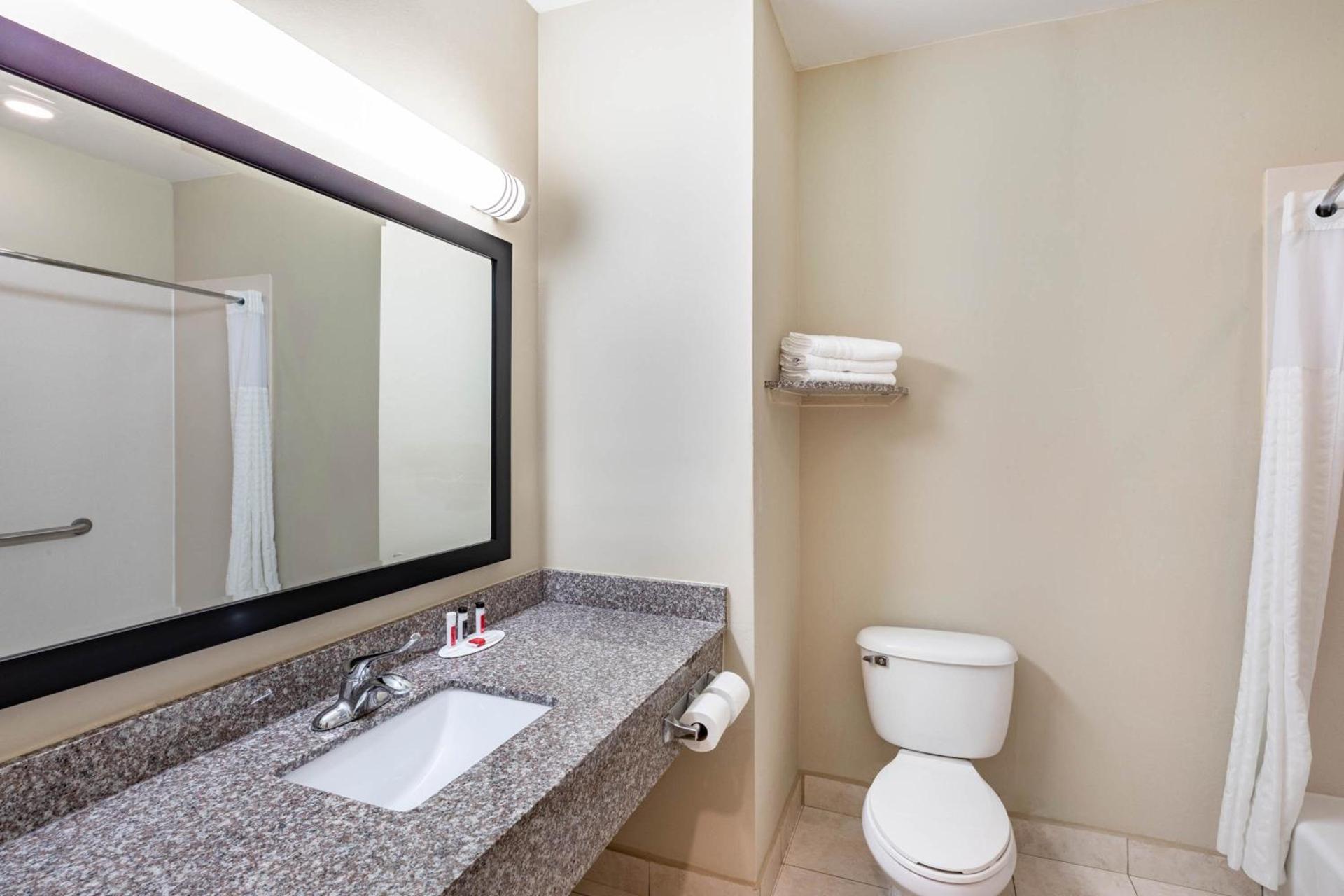 Baymont by Wyndham Victoria photo 9