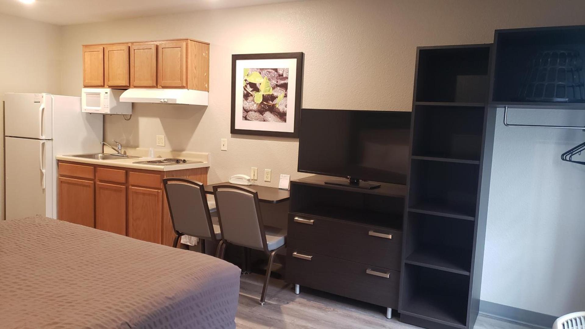 WoodSpring Suites Kansas City Mission photo 4