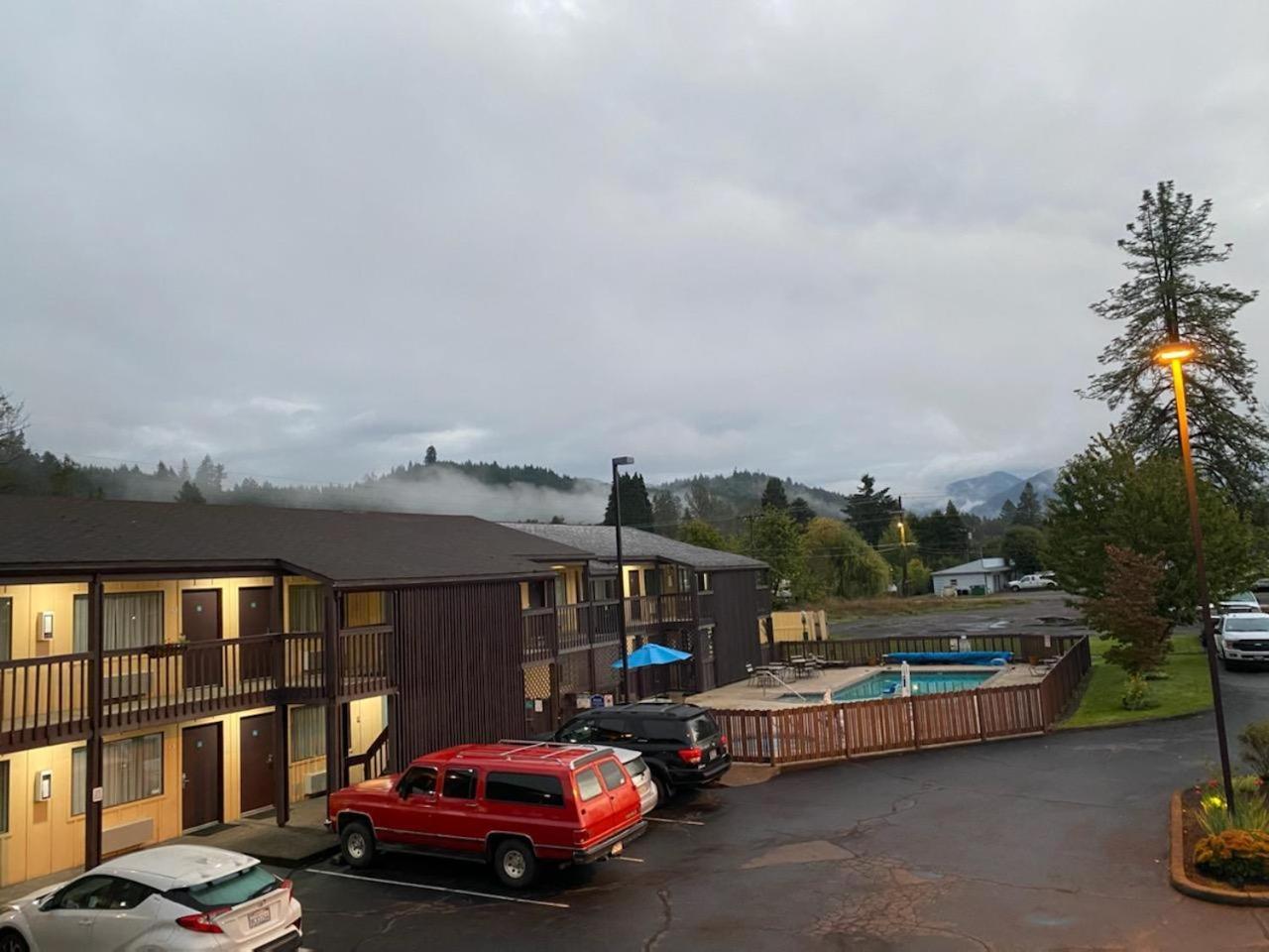 Oakridge Inn & Suites photo 4