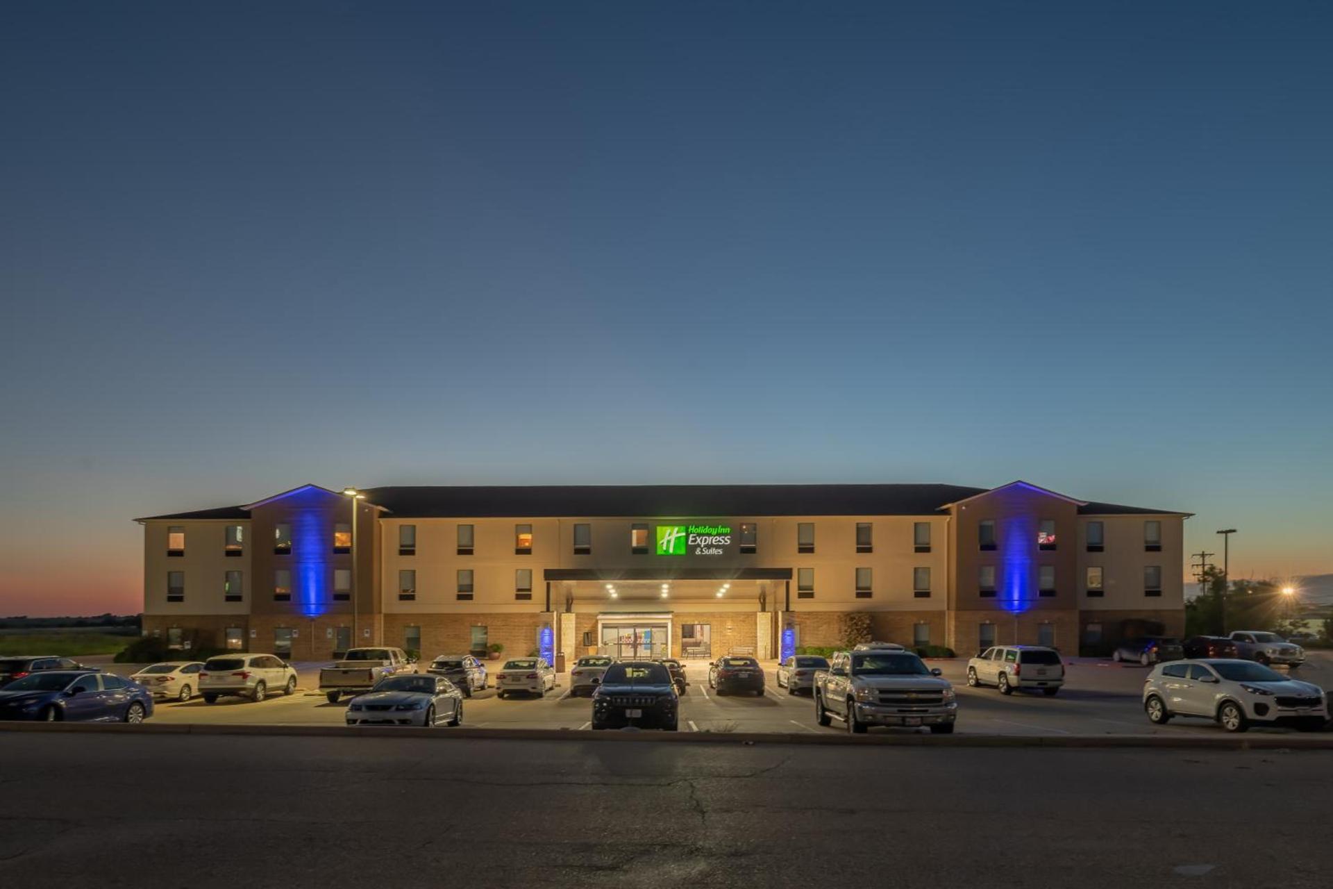 Holiday Inn Express & Suites N Waco Area - West by IHG photo 3