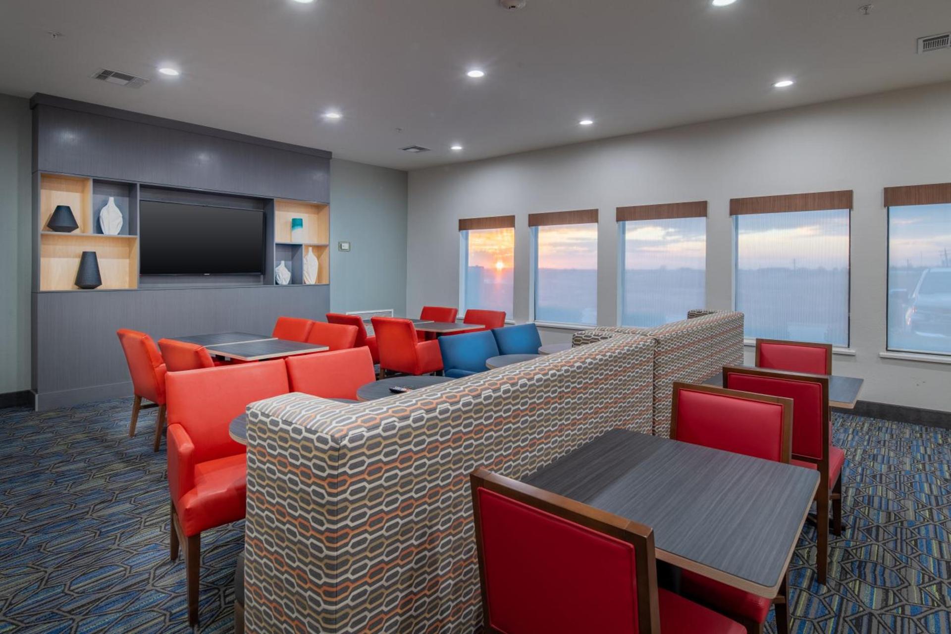 Holiday Inn Express & Suites N Waco Area - West by IHG photo 63