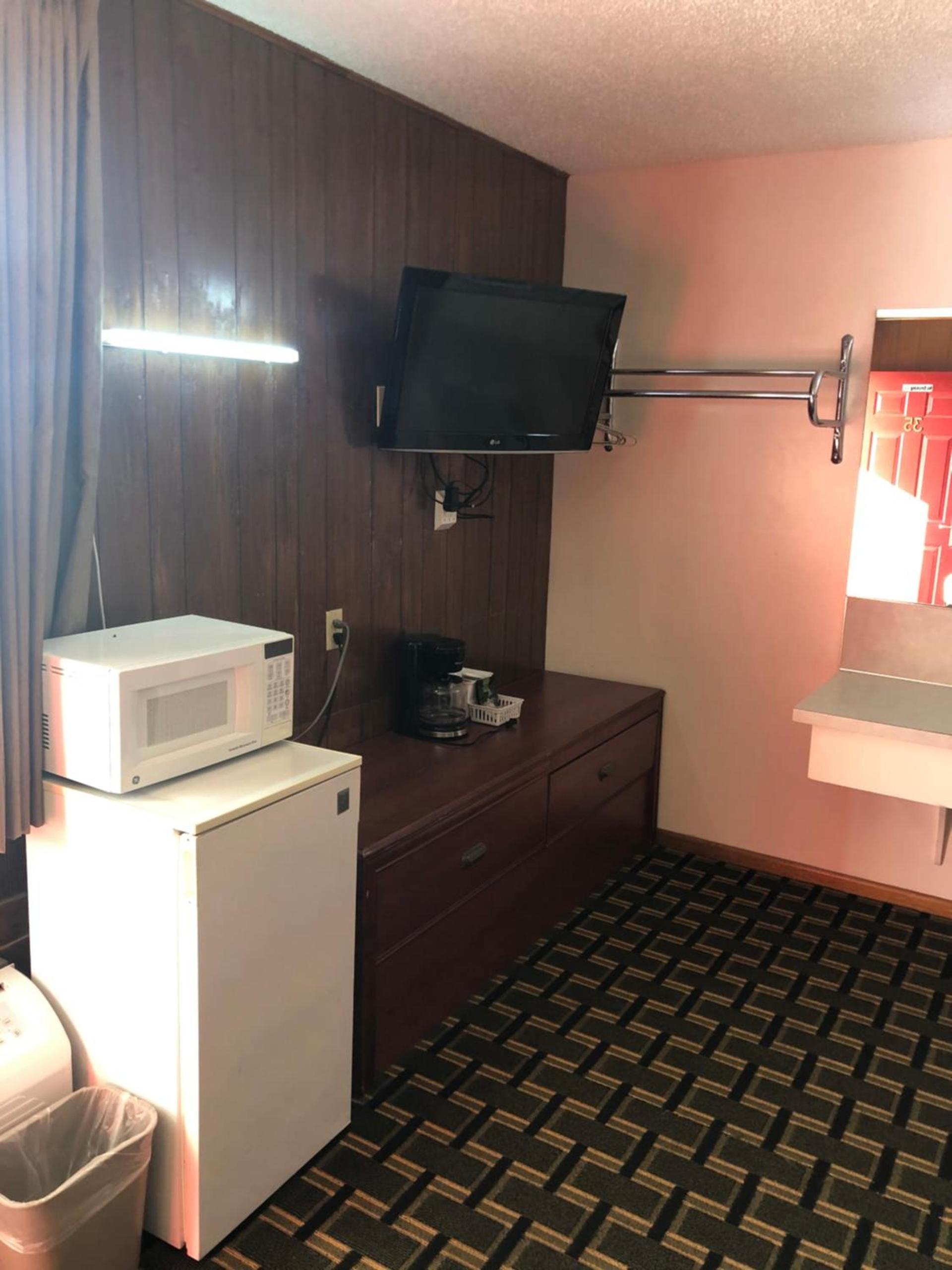 Big 12 Motel Broken Bow NE photo 12