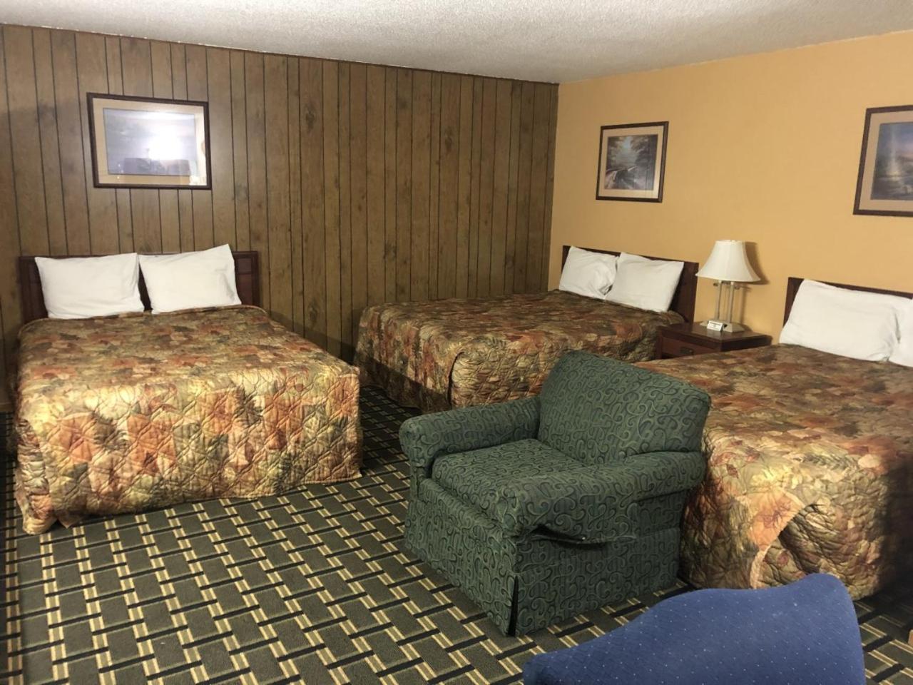 Big 12 Motel Broken Bow NE photo 11