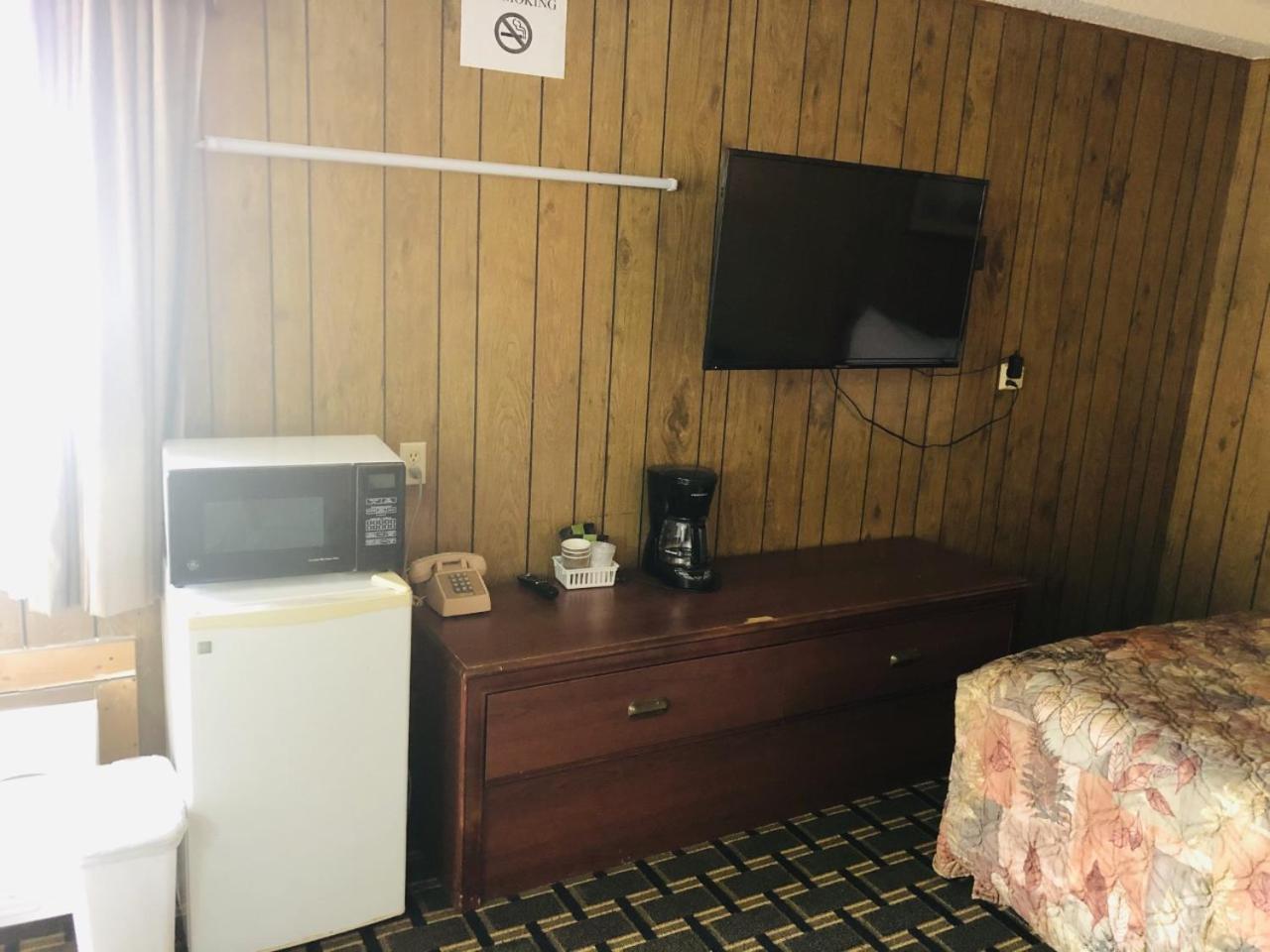 Big 12 Motel Broken Bow NE photo 10