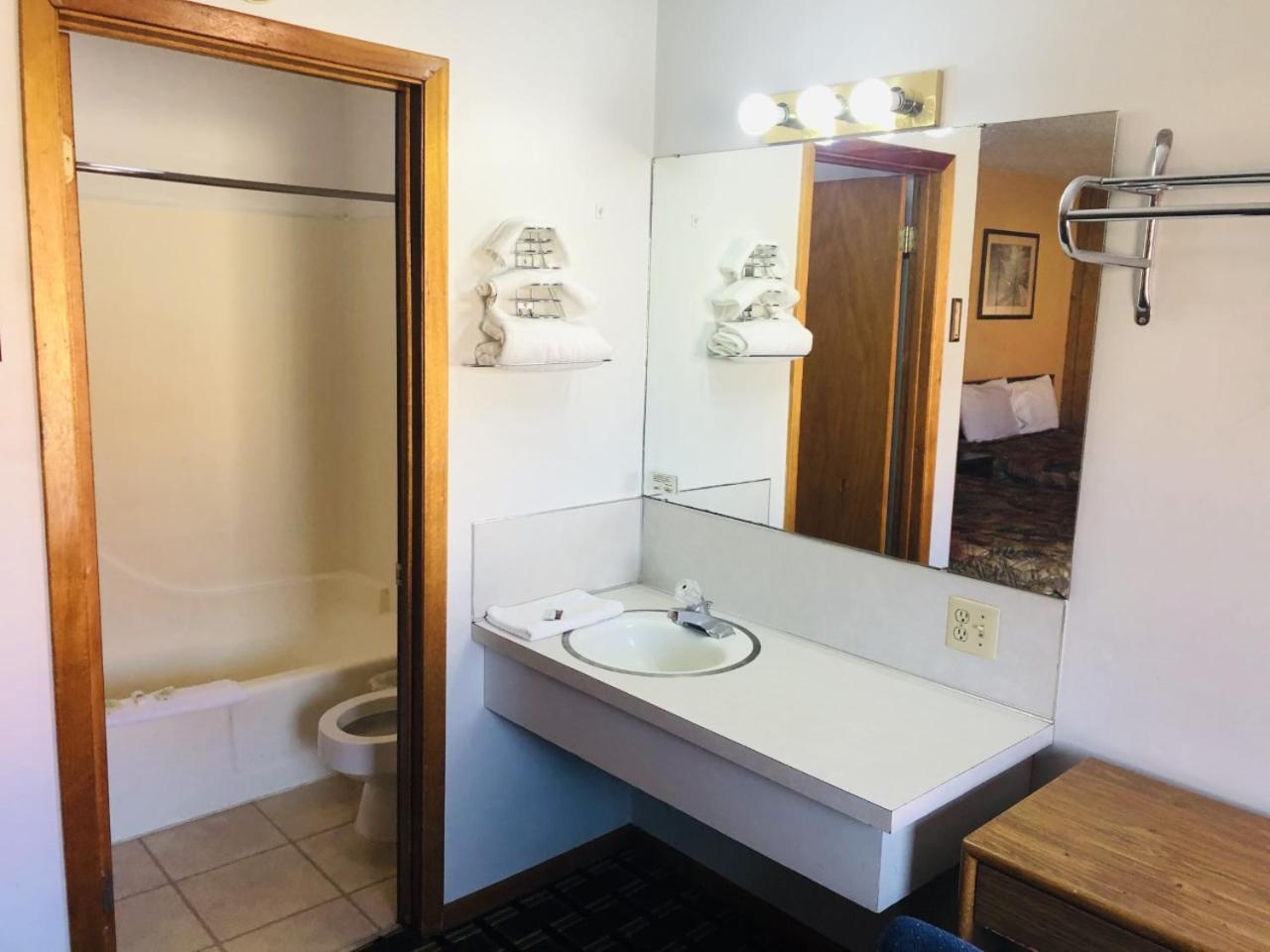 Big 12 Motel Broken Bow NE photo 9