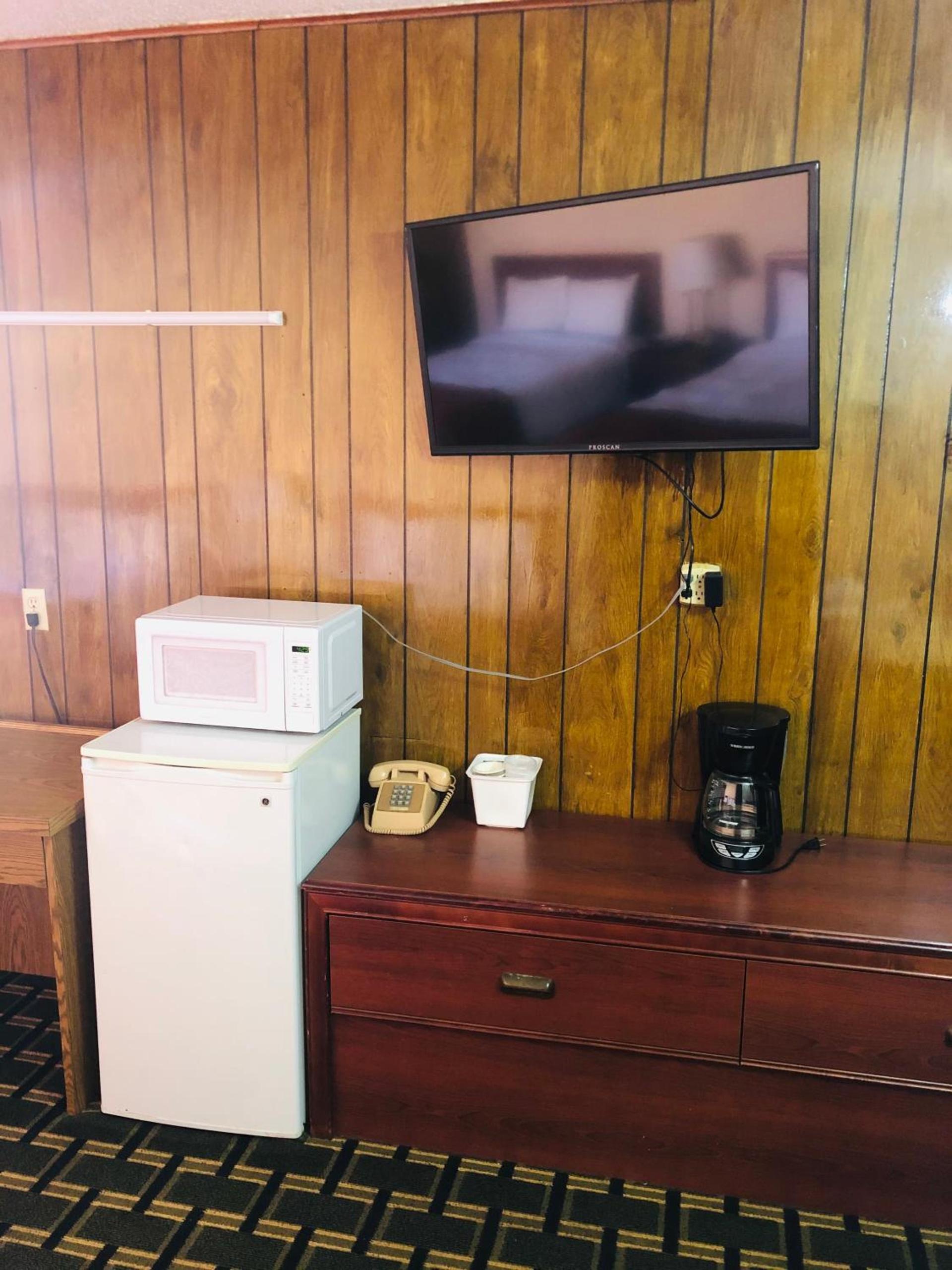 Big 12 Motel Broken Bow NE photo 6