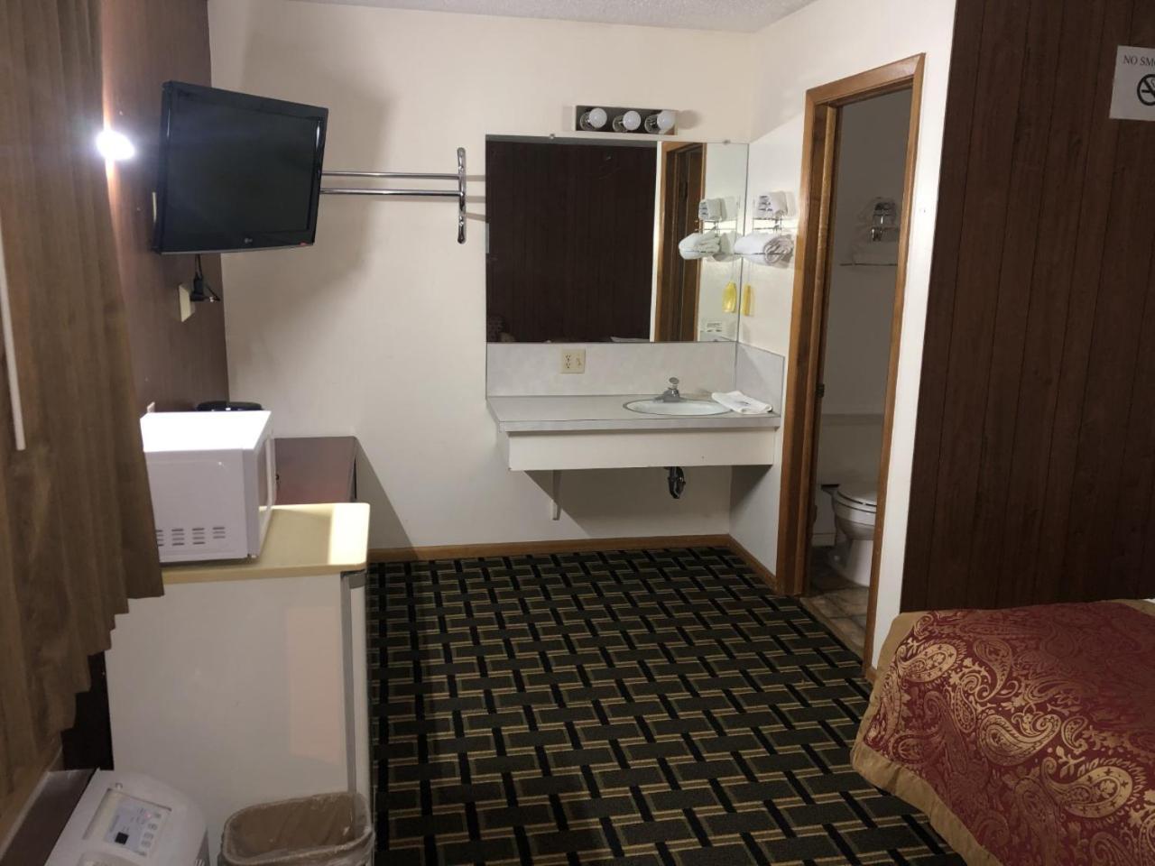 Big 12 Motel Broken Bow NE photo 4