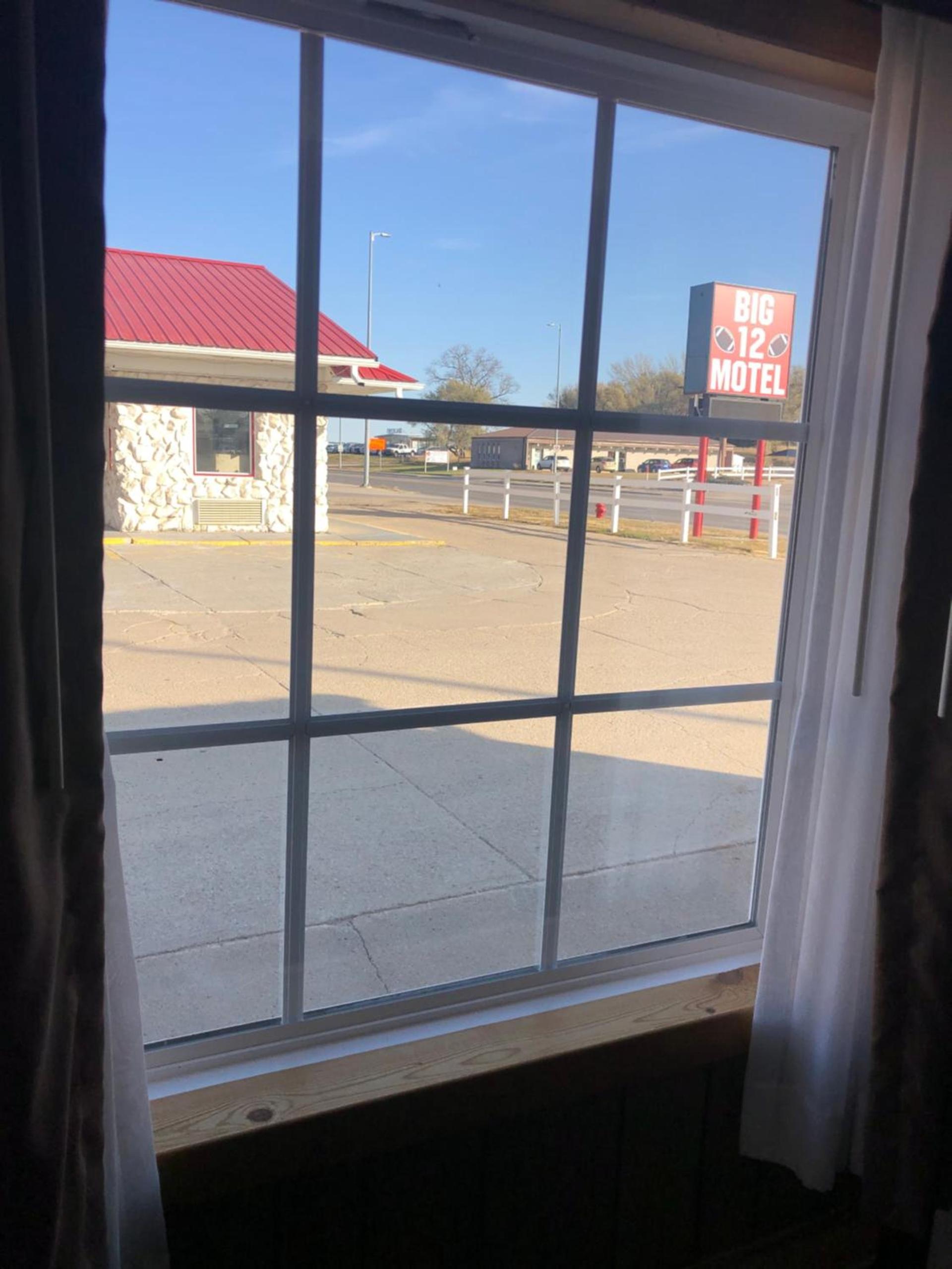 Big 12 Motel Broken Bow NE photo 2