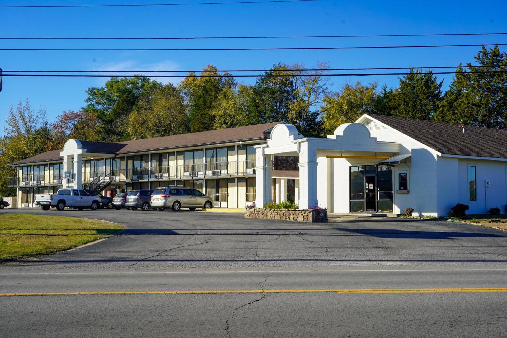 Sunset Inn Clarksville photo 1