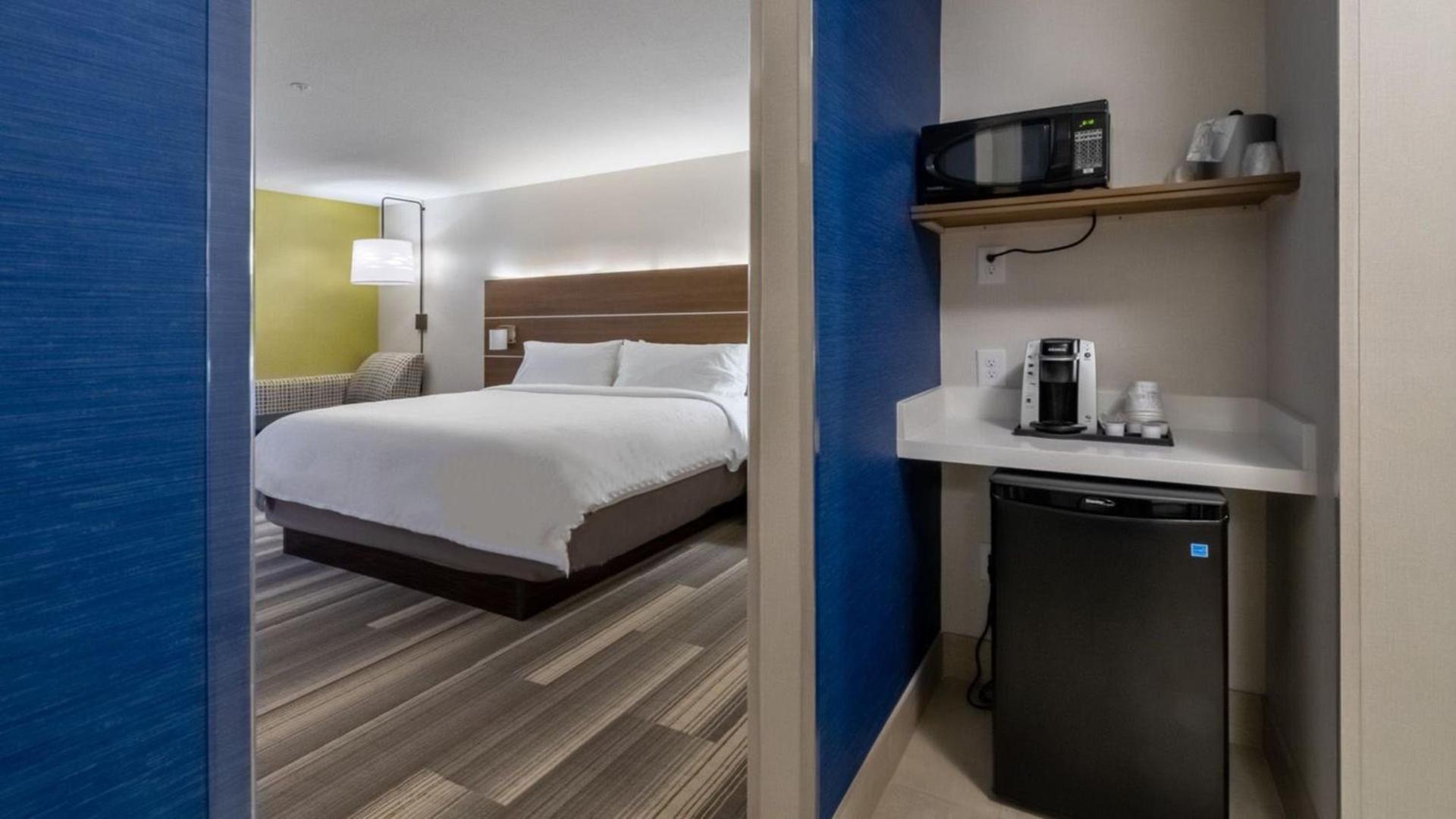 Holiday Inn Express & Suites - Marion by IHG photo 61
