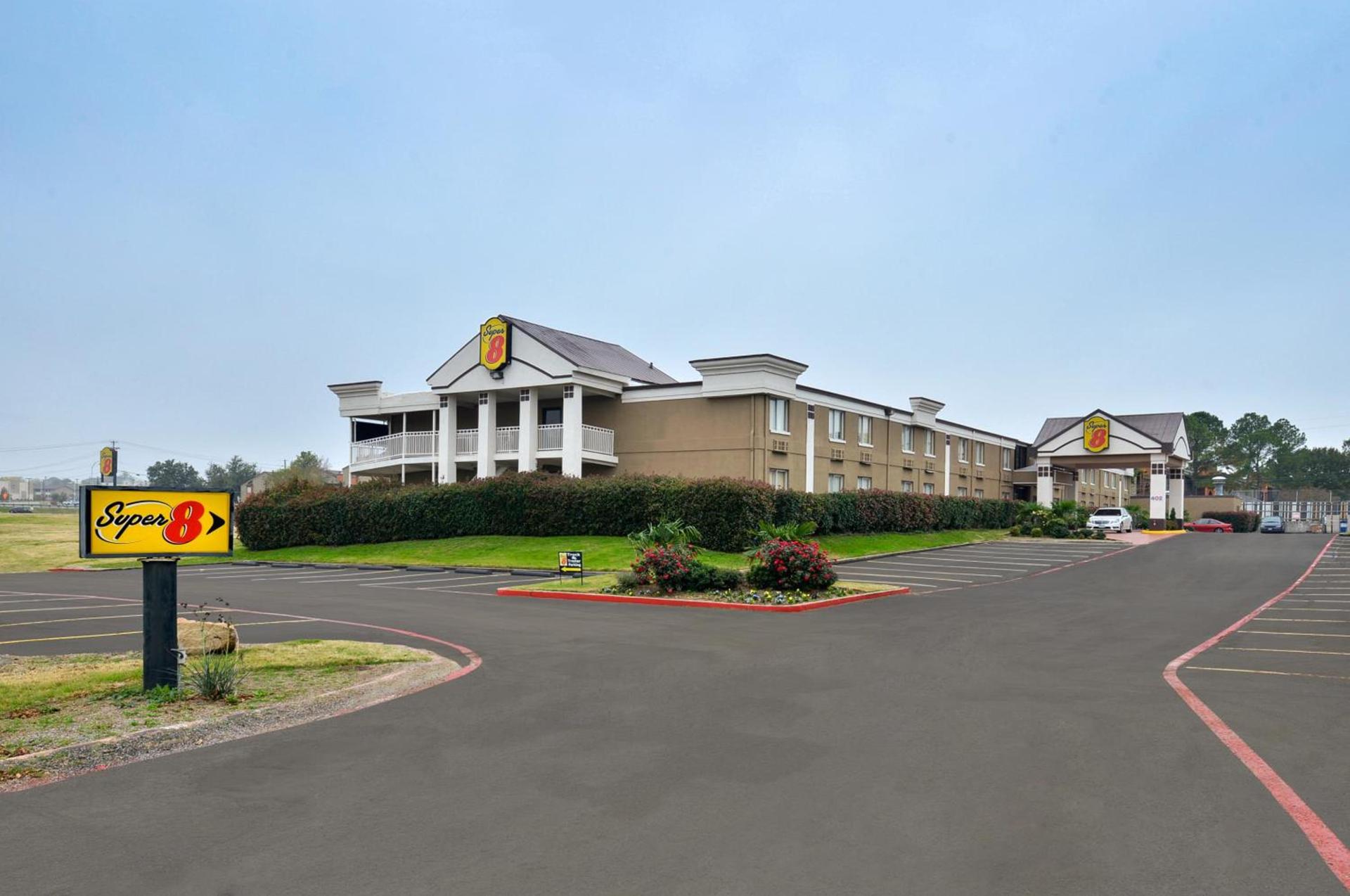 Super 8 by Wyndham Grand Prairie North photo 27