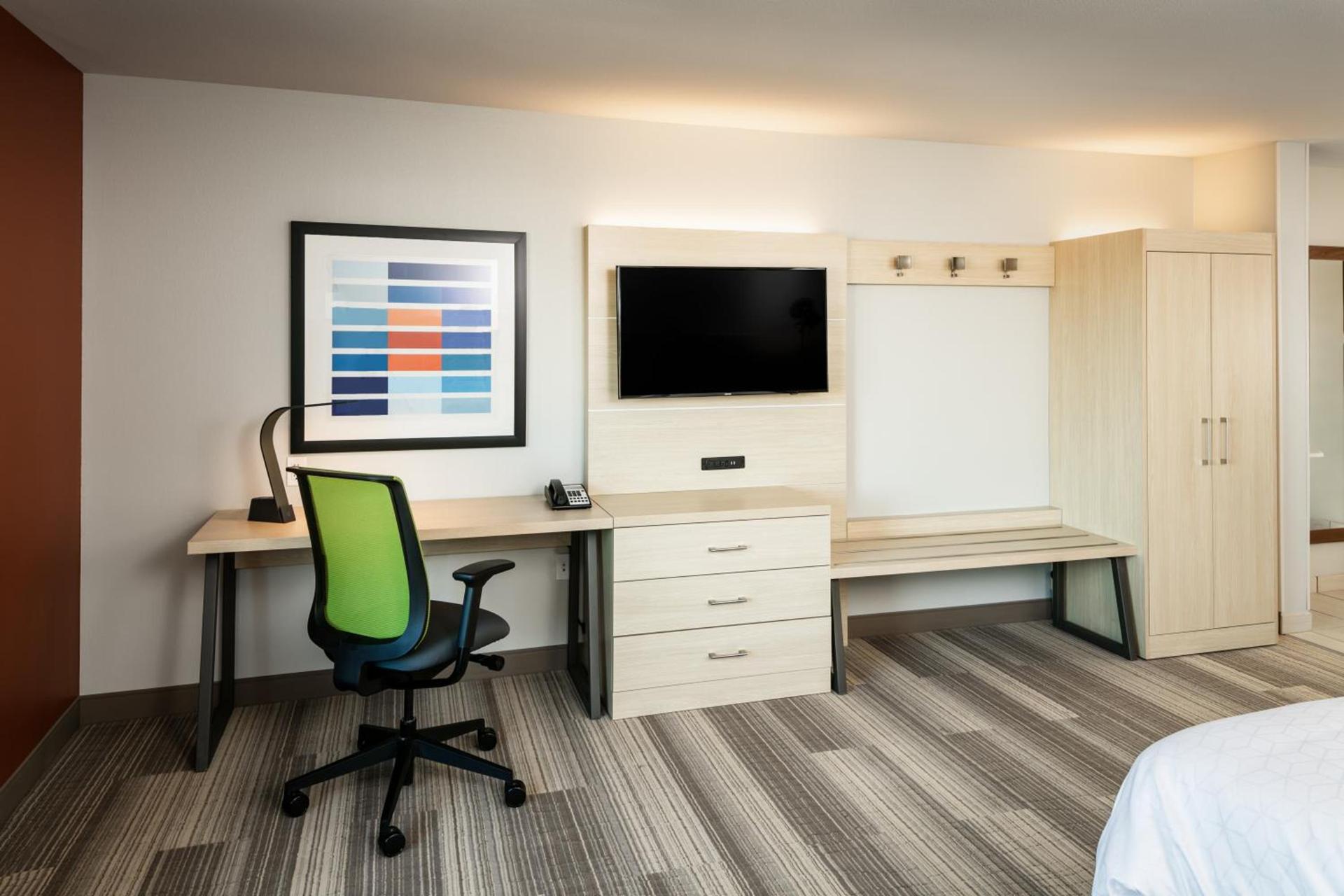 Holiday Inn Express & Suites - Bend South by IHG photo 45