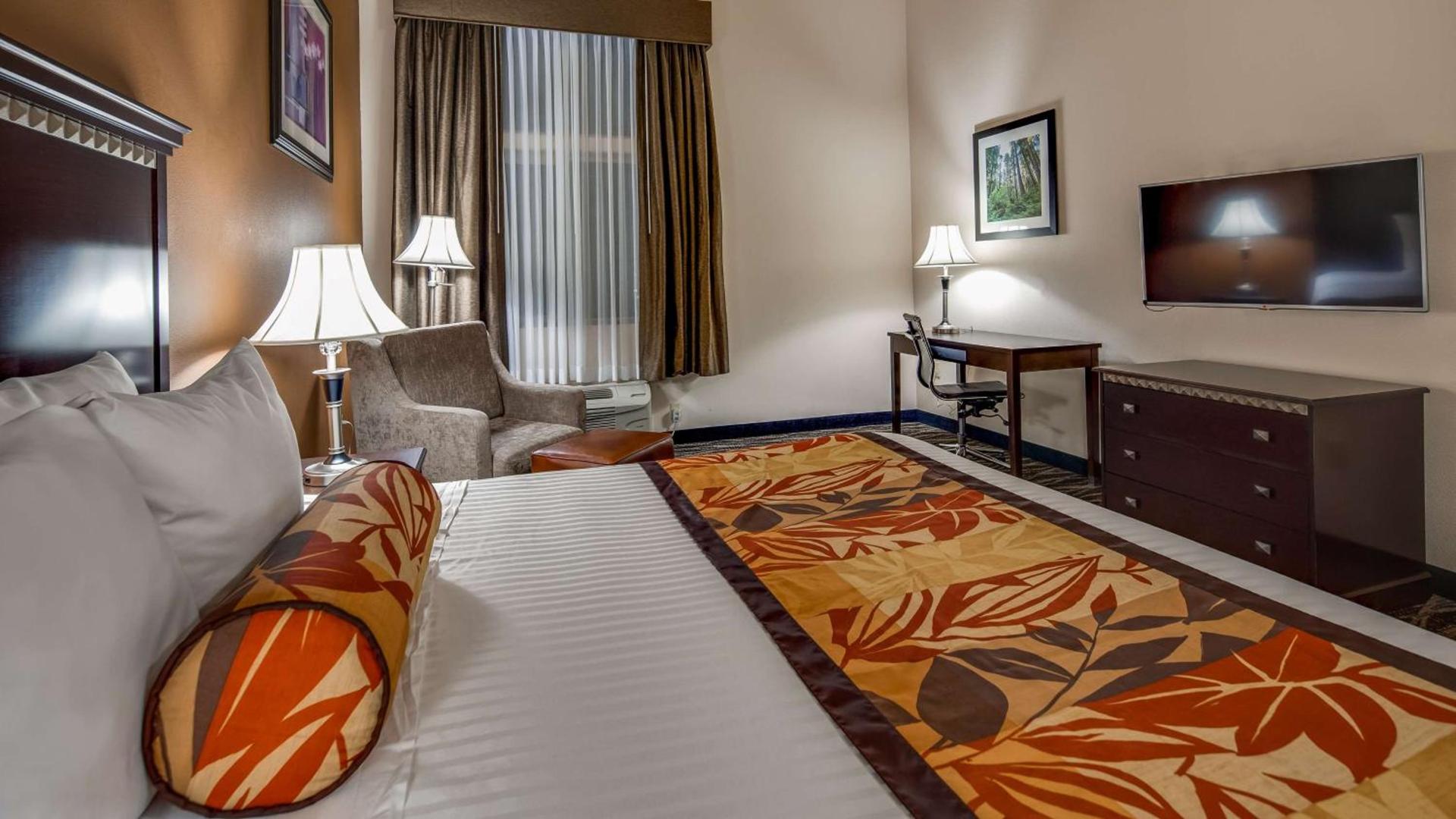 Best Western Plus Battleground Inn & Suites photo 12