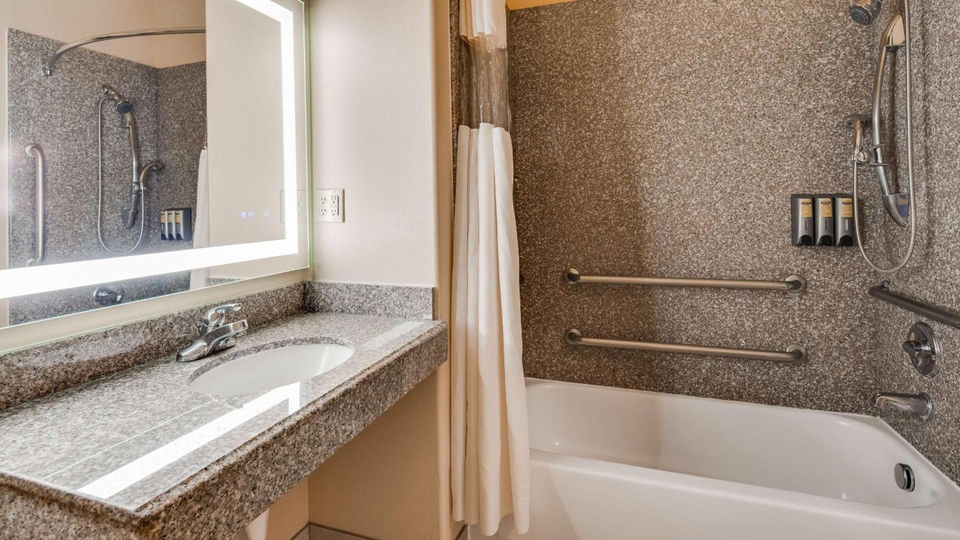 Best Western Plus Battleground Inn & Suites photo 23