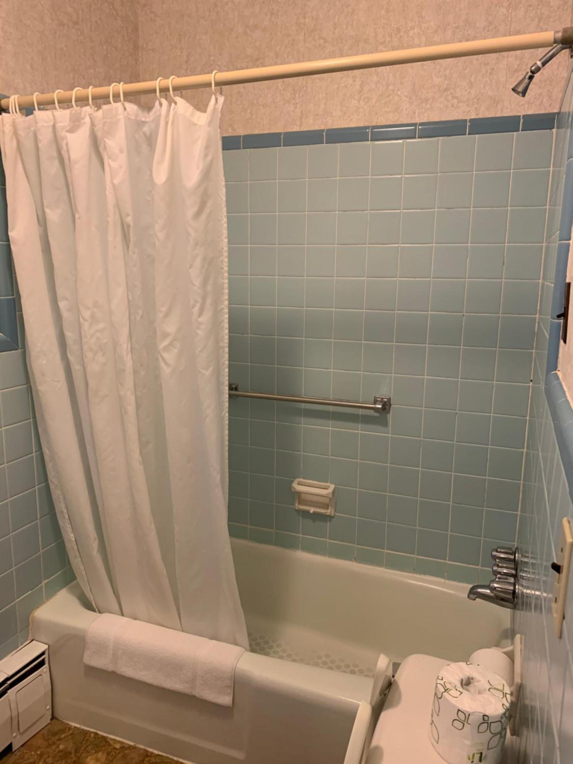 Knob Hill Motor Lodge photo 13