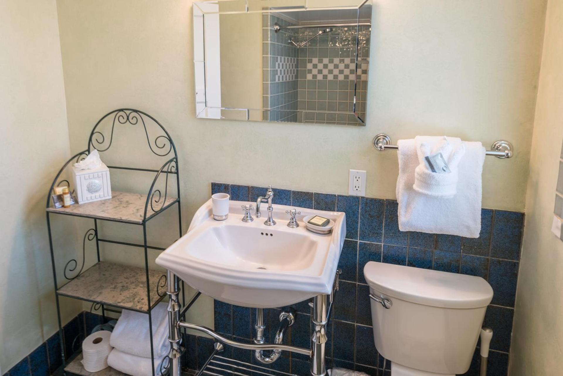 Harbor House Inn photo 23