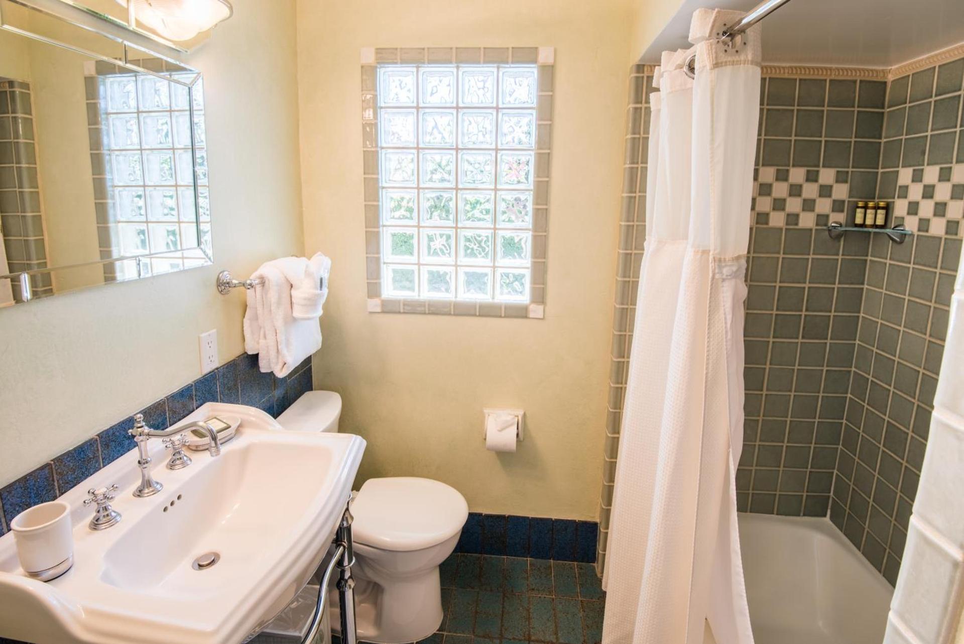 Harbor House Inn photo 24