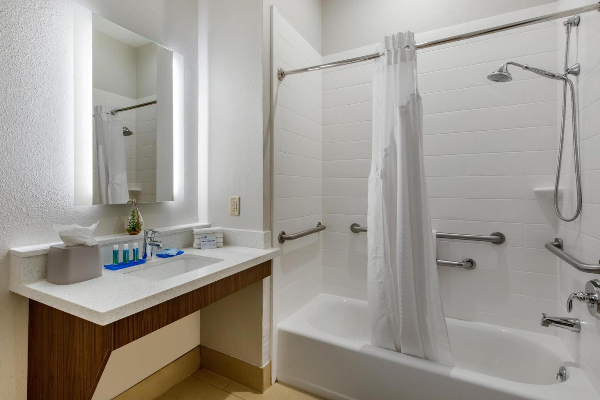 Holiday Inn Express Houston-Alvin by IHG photo 52