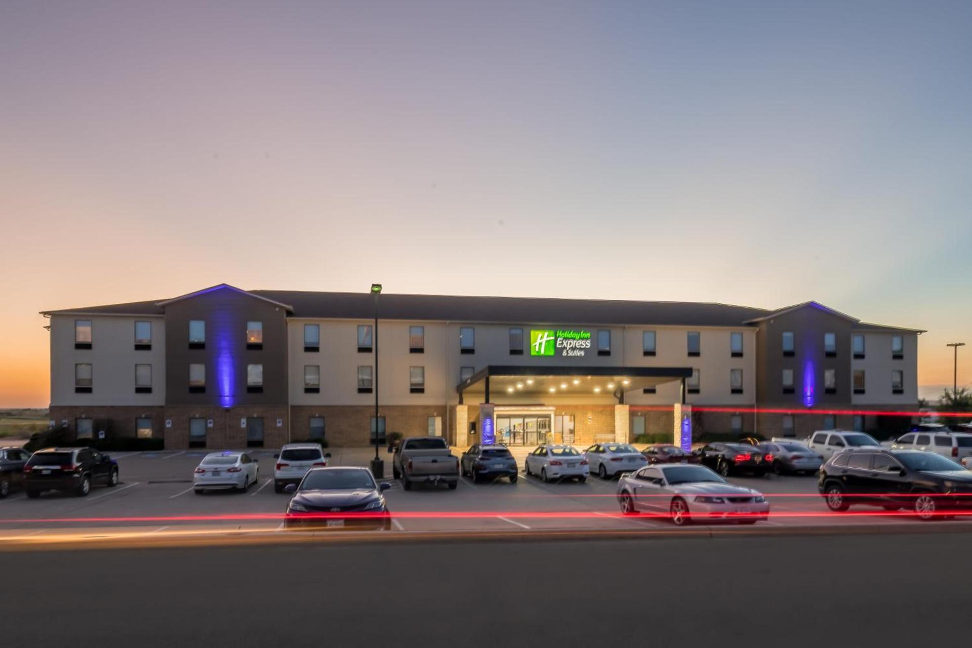 Holiday Inn Express & Suites N Waco Area - West by IHG photo 1